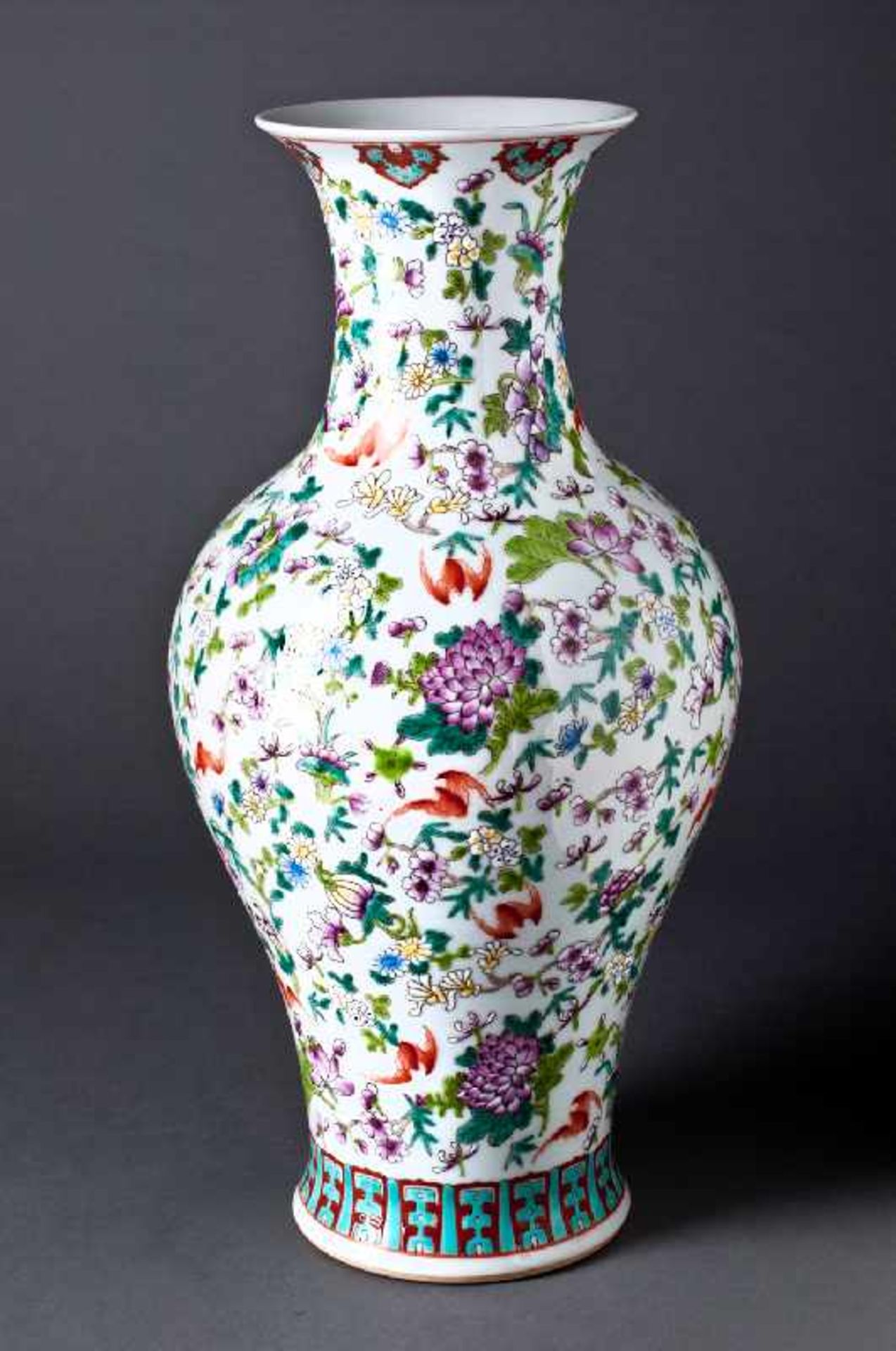 GROßE VASE MIT BLÜTEN UND FLEDERMÄUSENPorzellan mit Emailfarben. China, Bodenmarke Guangxu, 1874 -