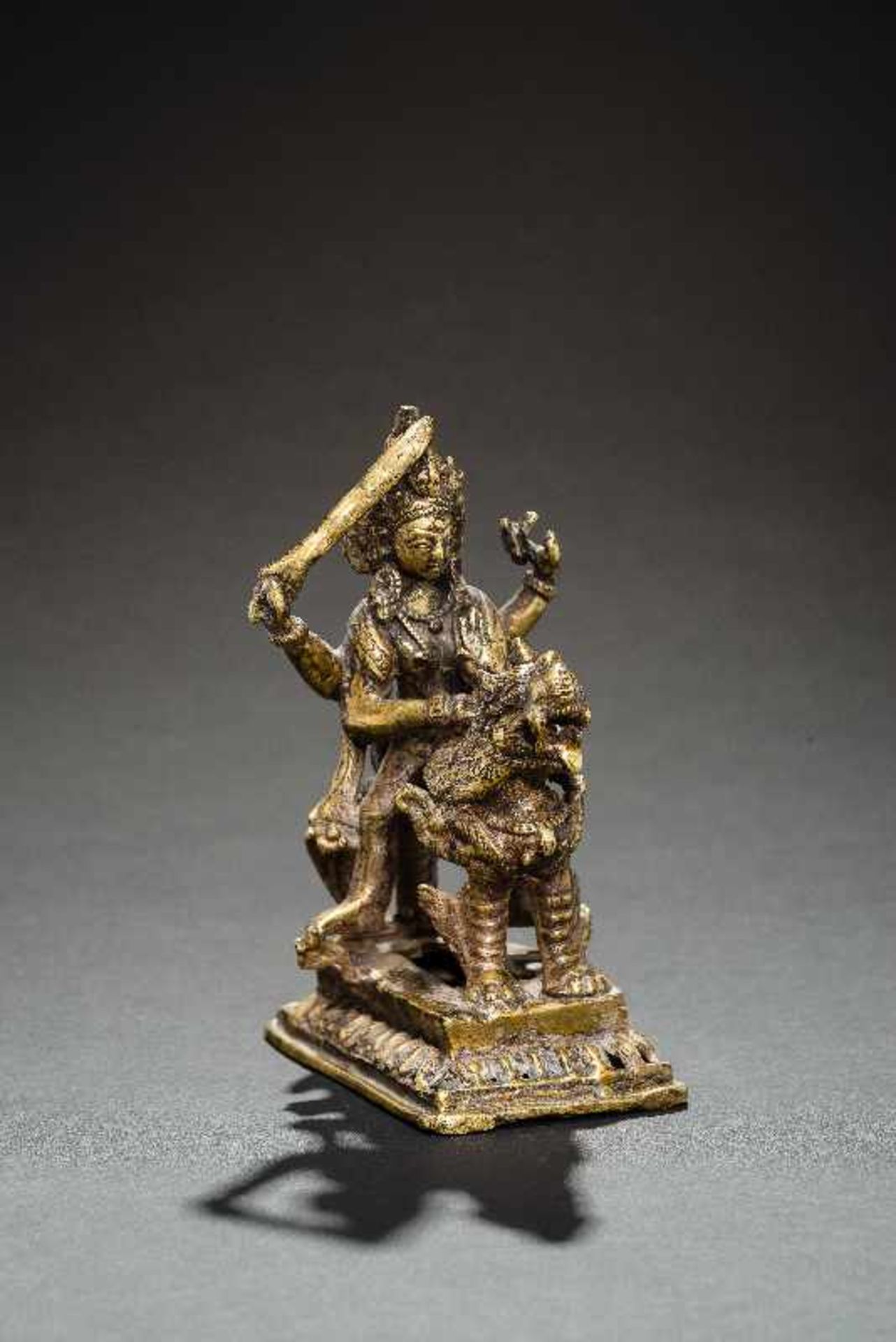 GOTTHEIT (BODHISATTVA) MIT SCHWERT AUF LÖWEN Gelbe Bronze. Nepal, 19. bis 20. Jh. Auf rechteckigem - Image 5 of 6