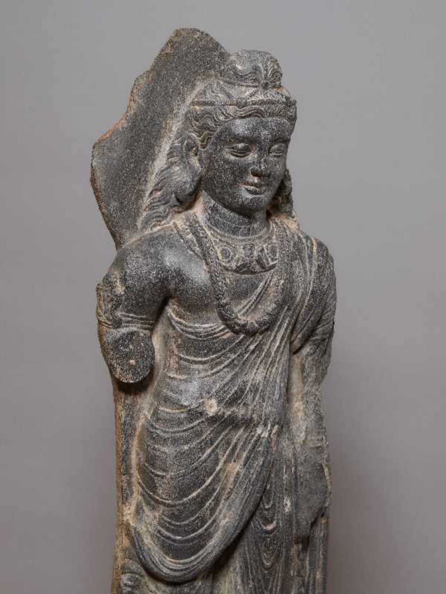 GROSSE SKULPTUR DES BODHISATTVA MAITREYAGrauer Schiefer. Gandhara, 3. bis 4. Jh. Sehr - Image 4 of 6