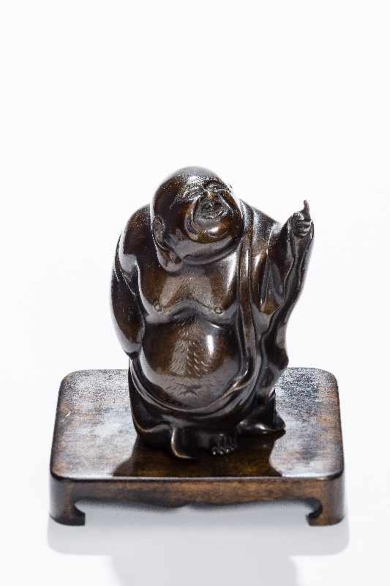 STEHENDER GLÜCKSGOTT BUDAI Gelbe Bronze. China, um 1900 Der dickbäuchige Glücksgott in wallendem