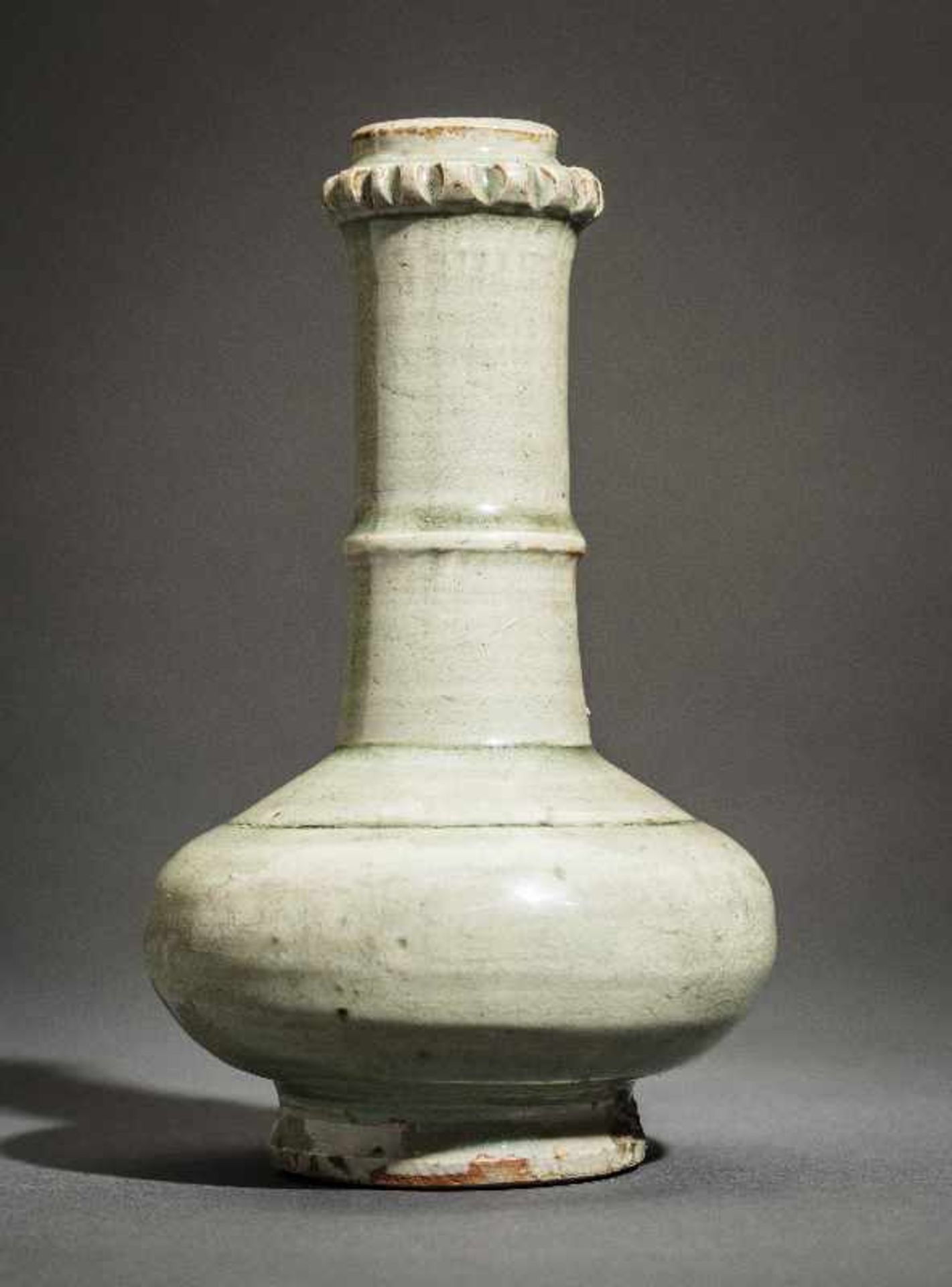 HOCHHALSIGE KLEINE VASE Glasierte Keramik. China – Südostasien, vermutlich 17. – 19. Jh. Eine