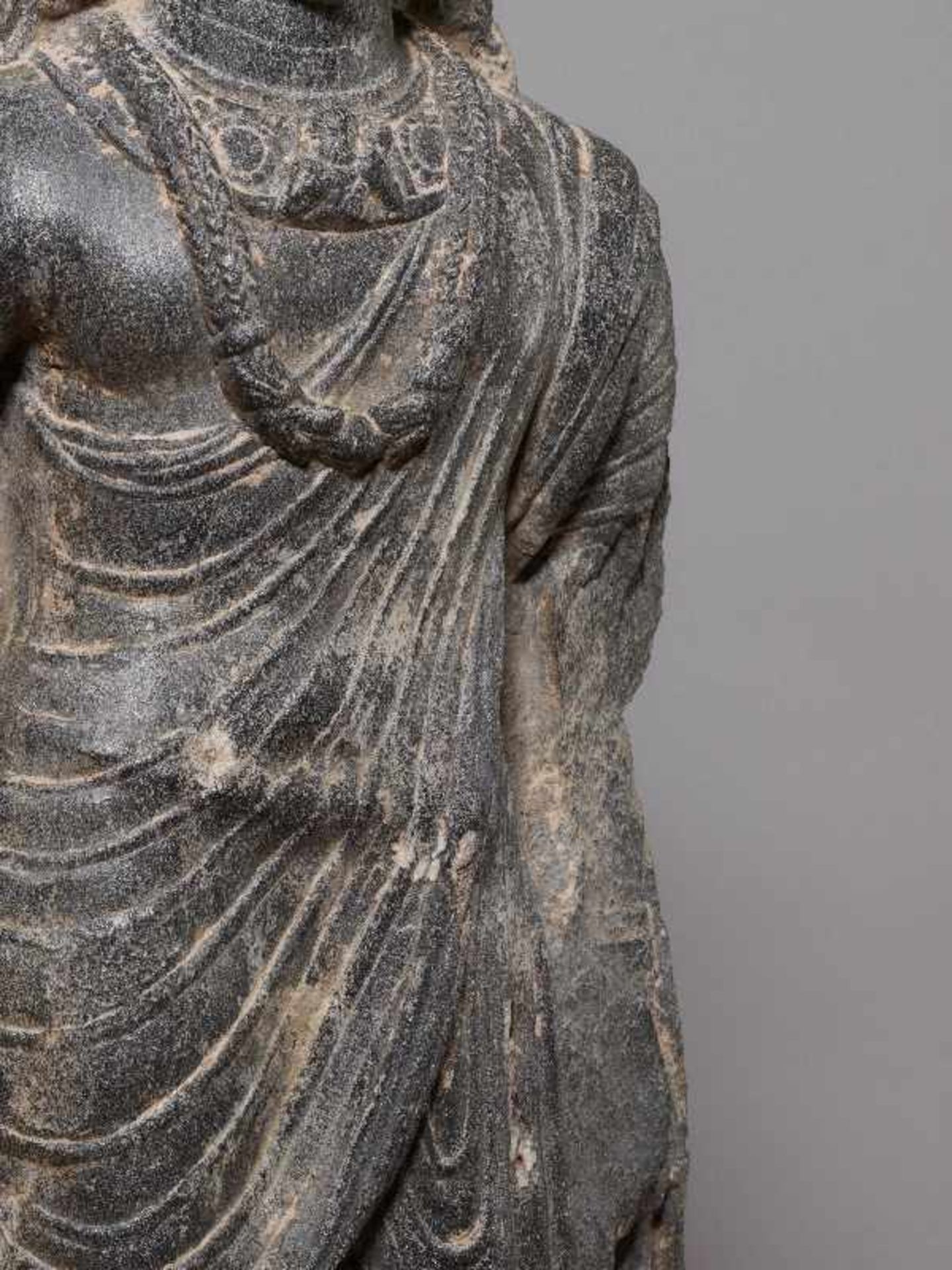 GROSSE SKULPTUR DES BODHISATTVA MAITREYAGrauer Schiefer. Gandhara, 3. bis 4. Jh. Sehr - Image 5 of 6