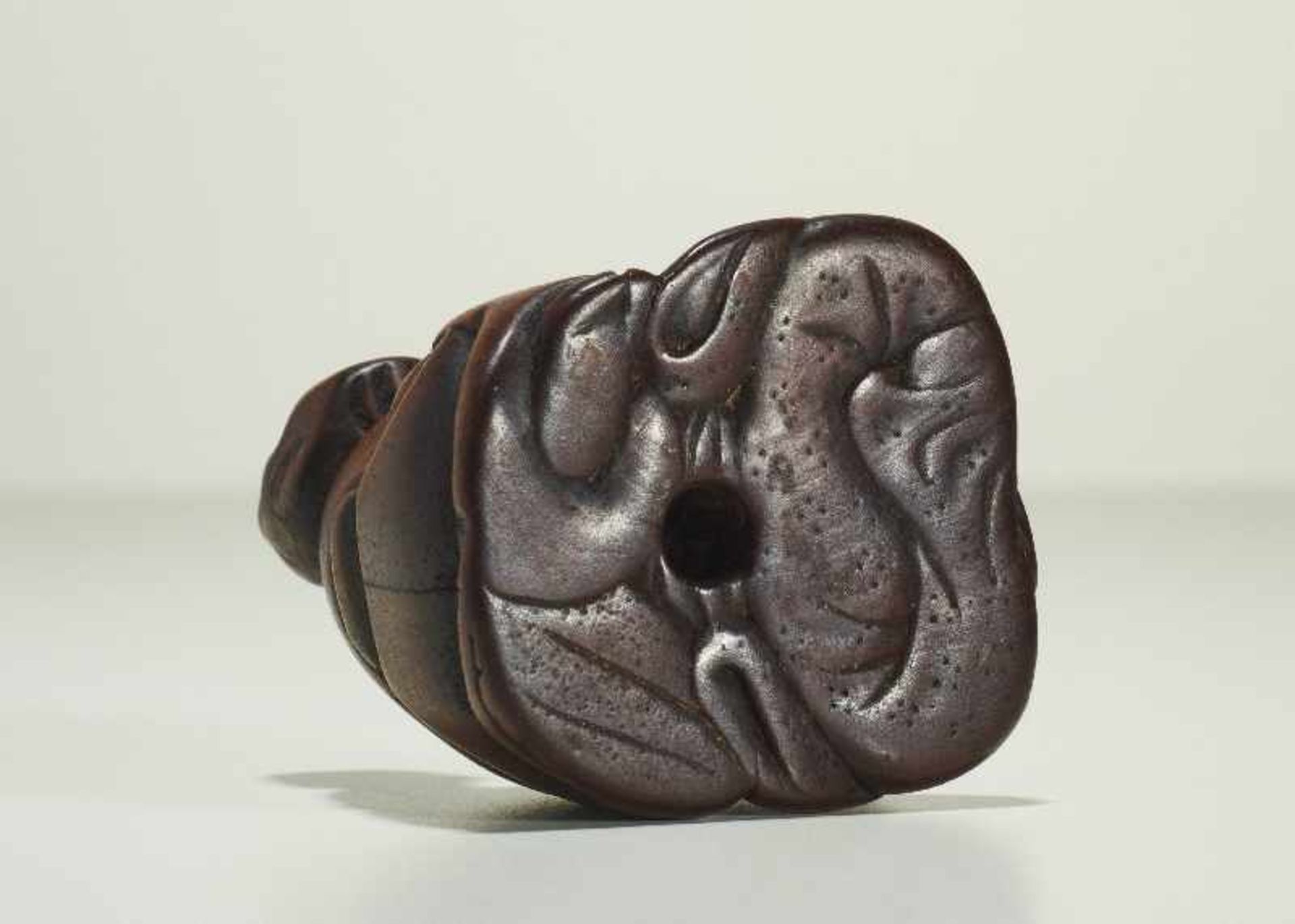 EIN BLINDER MACHT MASSAGE Netsuke, Holz. Japan, 1. H. 19. Jh. Die Blinden, Amma genannt, waren in - Image 5 of 6