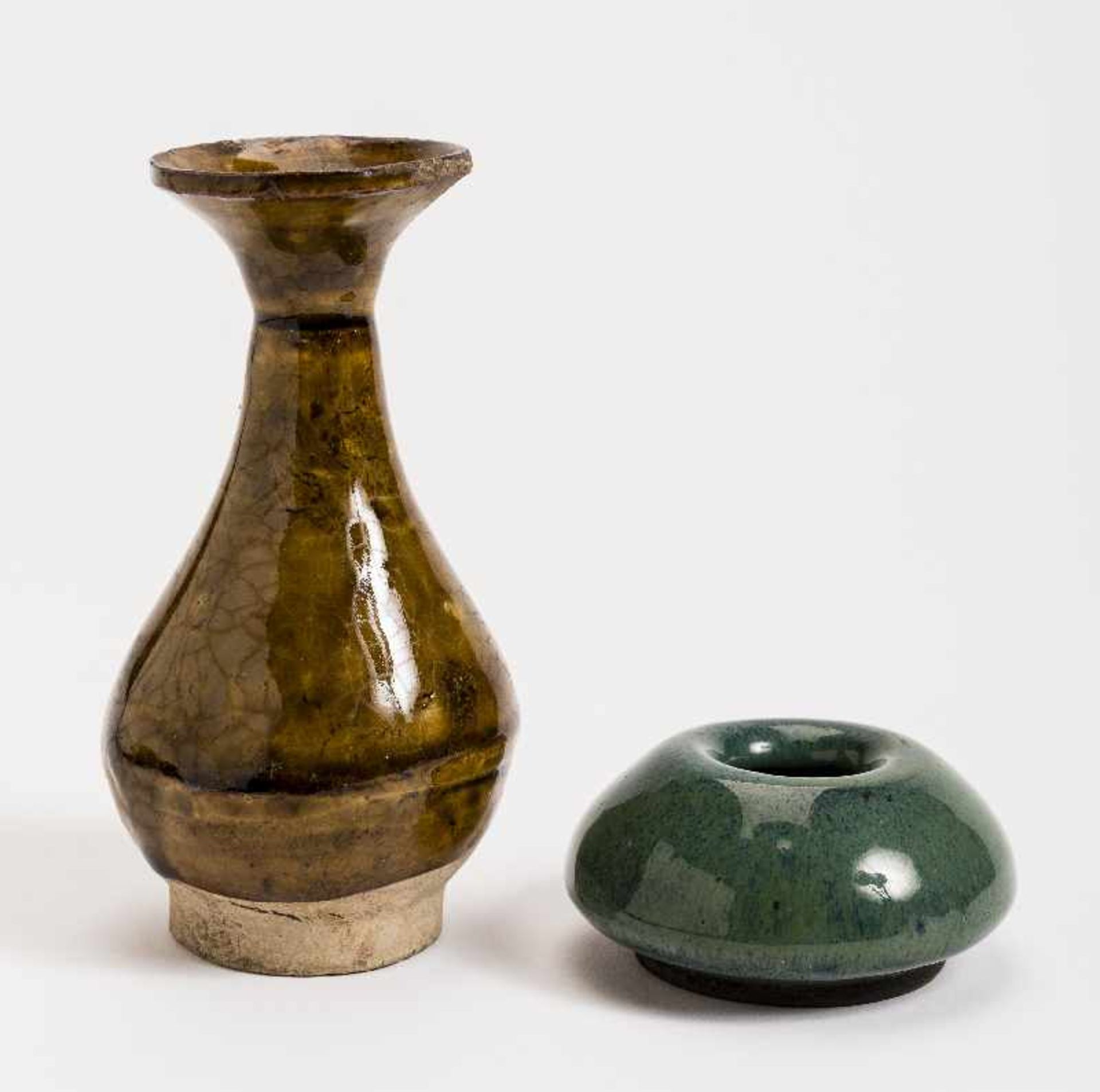 KLEINE VASE UND EIN WASSERGEFÄSS Glasierte Keramik. China, Qing-Dynastie (1644 - 1911) Die kleine,