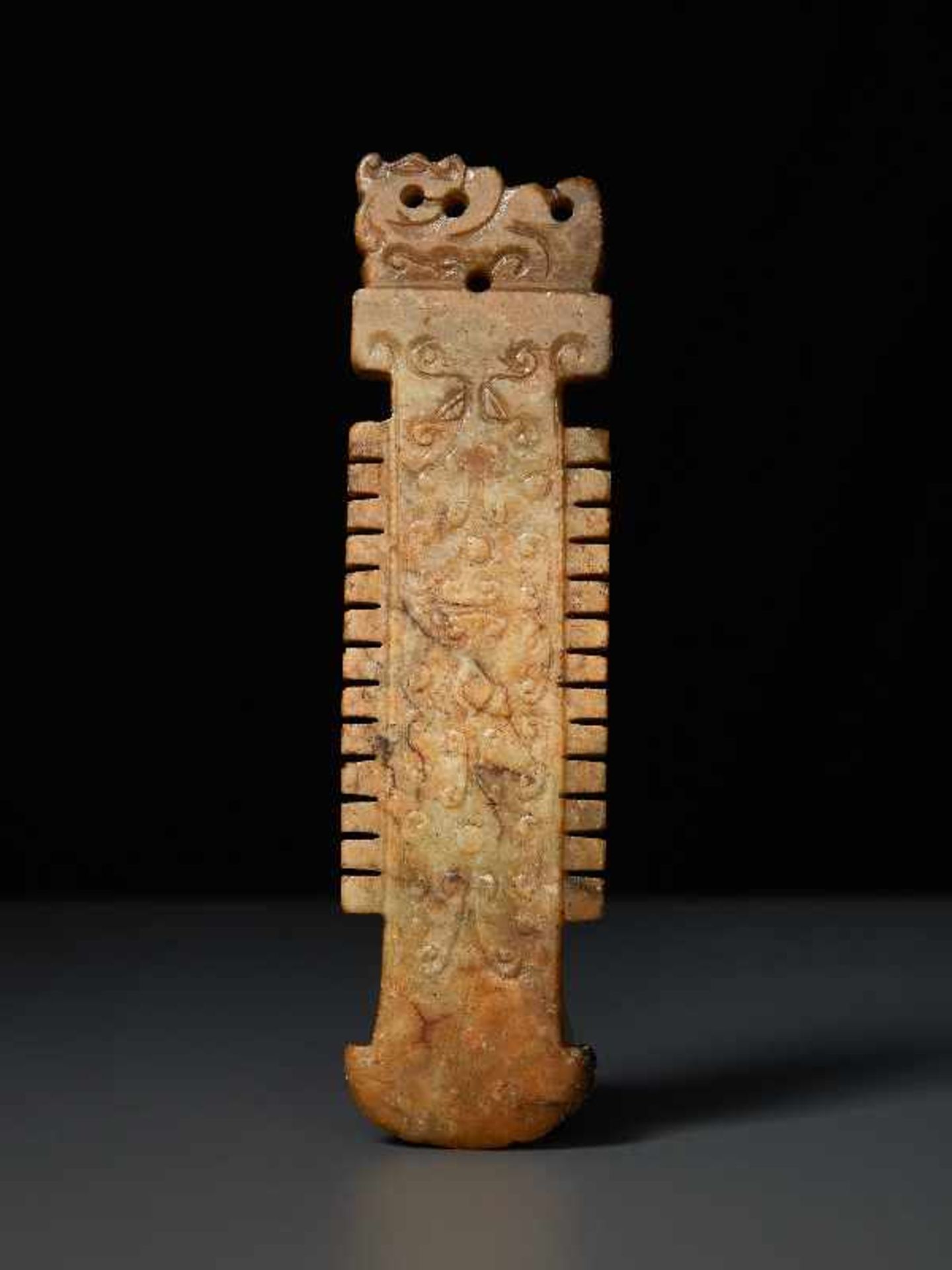 Zieranhänger in Form einer ZeremonialklingeJade. China, Ming/Qing, ca. 17. Jh. Eine sehr nette, - Image 3 of 5