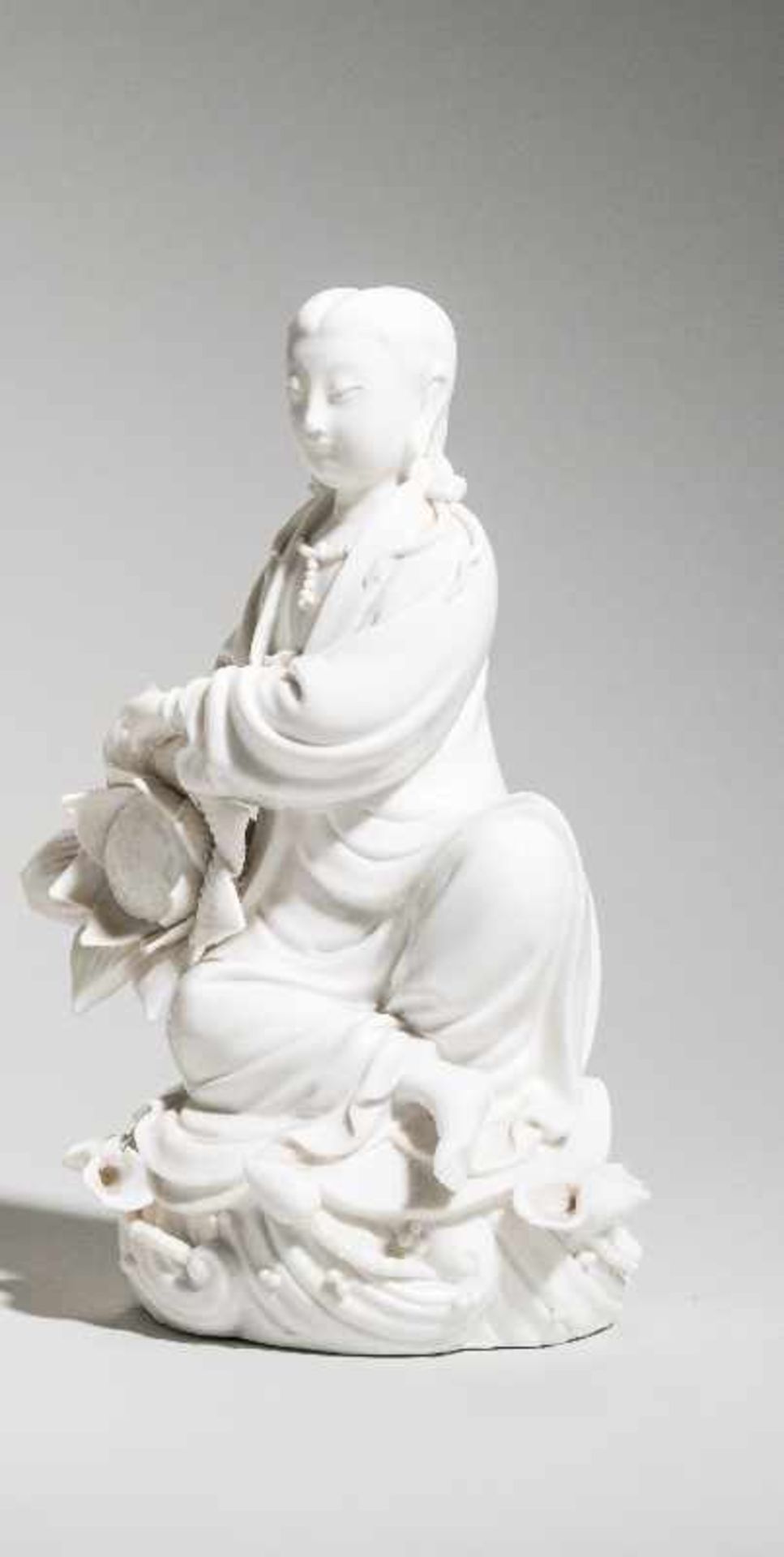 SITZENDE GUANYIN AUF WOGE Blanc de Chine. China, 20. Jh. Sitzende Göttin Guanyin auf einer Woge, mit - Image 5 of 5