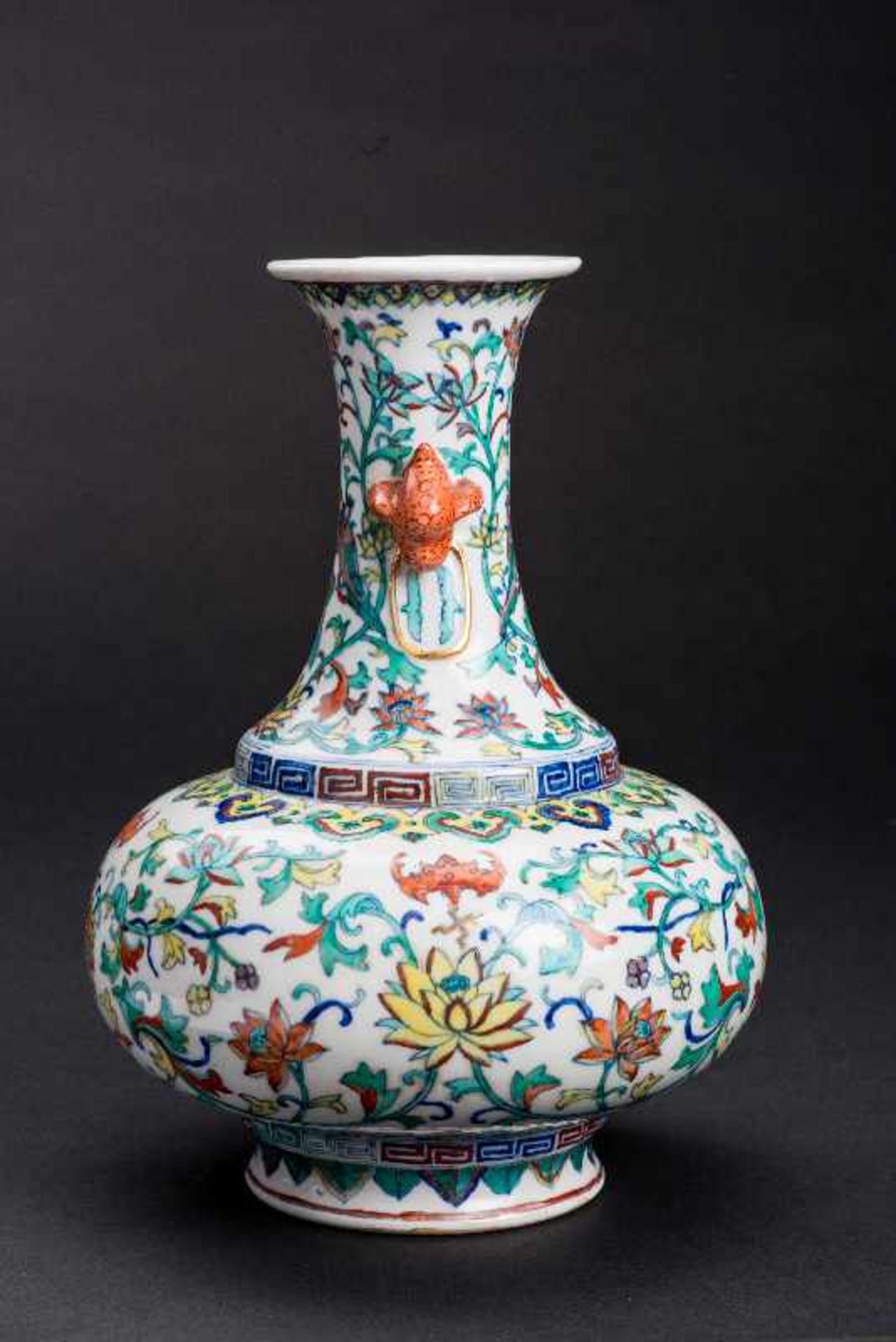 VASE MIT LANGLEBENSSYMBOLENPorzellan mit Unterglasurblau, Email und etwas Gold. China, Qing-Dynastie - Image 3 of 4