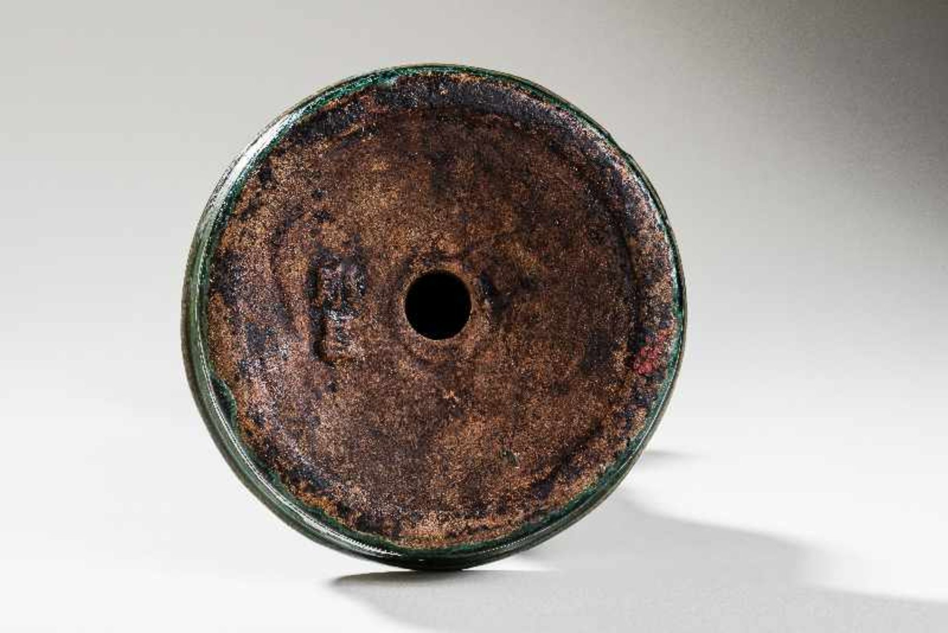 KERZENLEUCHTERGlasiertes Steinzeug. China, Qing-Dynastie, ca. 18. -19. Jh. Breiter - Image 4 of 4