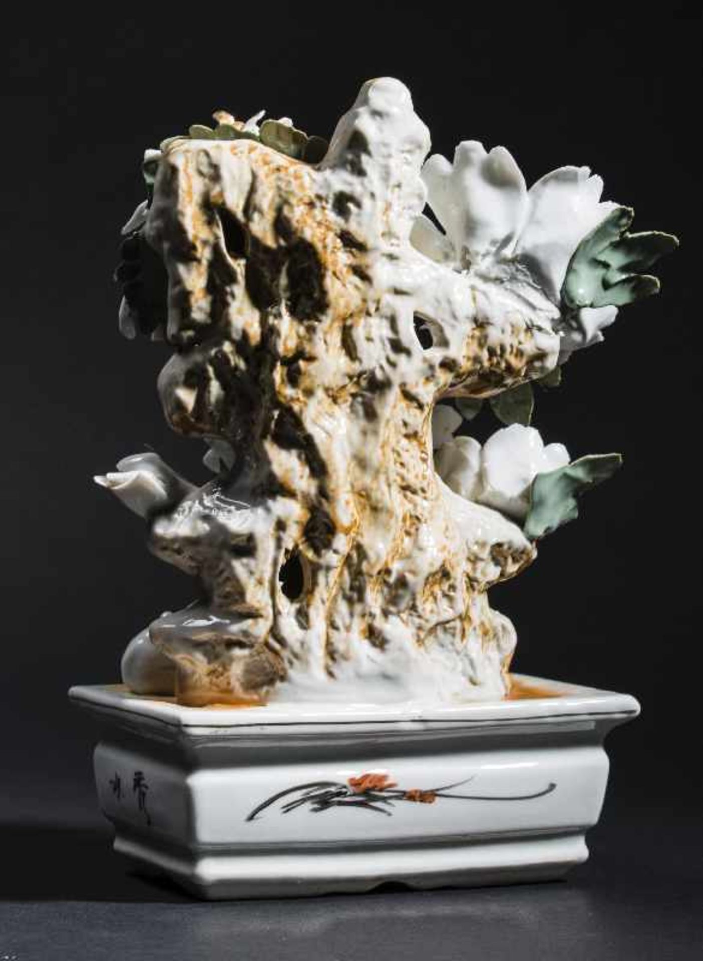 PORZELLAN SKULPTUR MIT BLÜTEN Porzellan. China, Mao Zhe Dong Periode, 20. Jh. Schöne, aufwendige und - Image 7 of 8