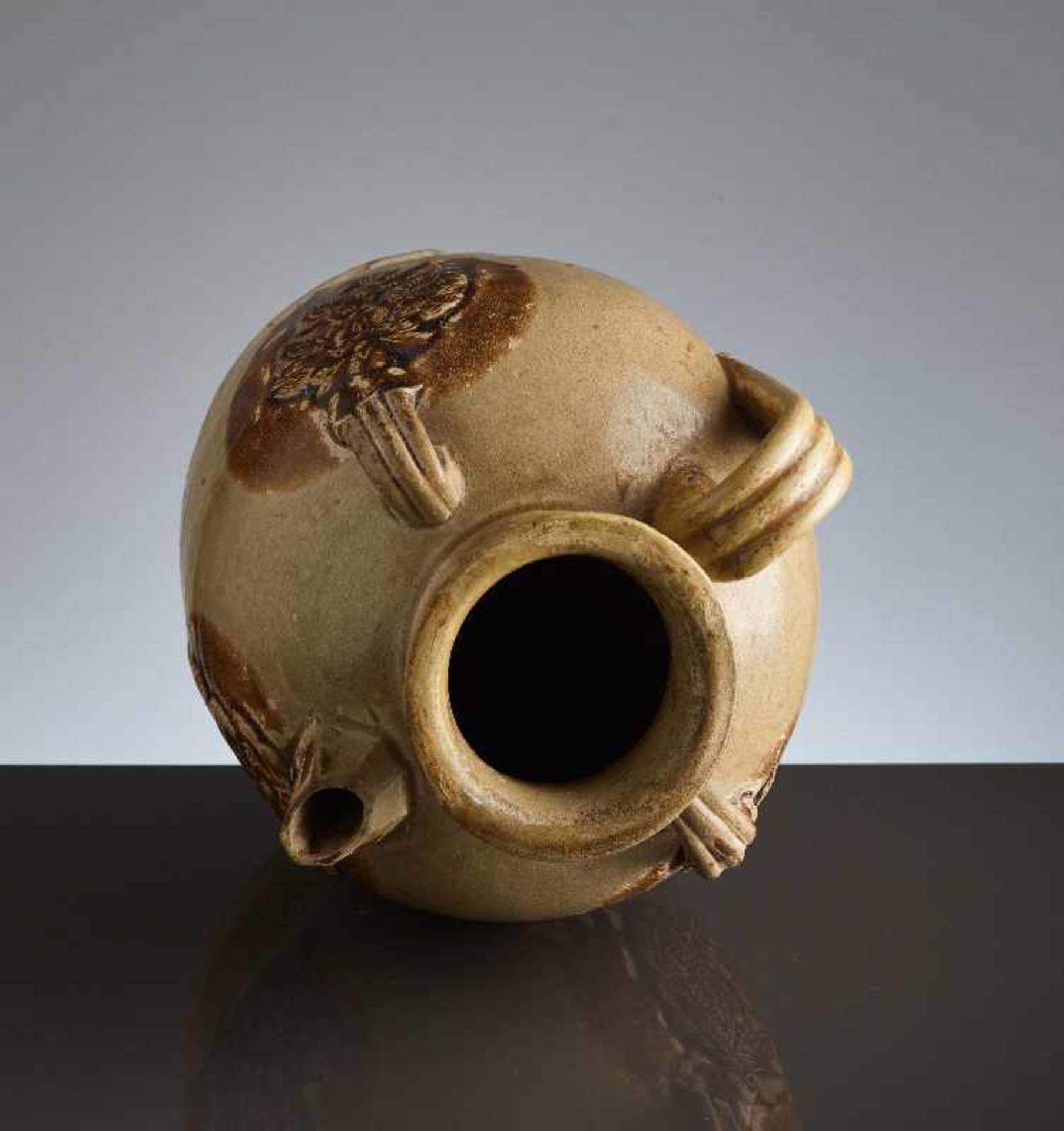 HENKELKANNE MIT RELIEFDEKORGlasierte Keramik. China, Tang, ca. 8. bis 9. Jh. Typische Changsha- - Image 7 of 8
