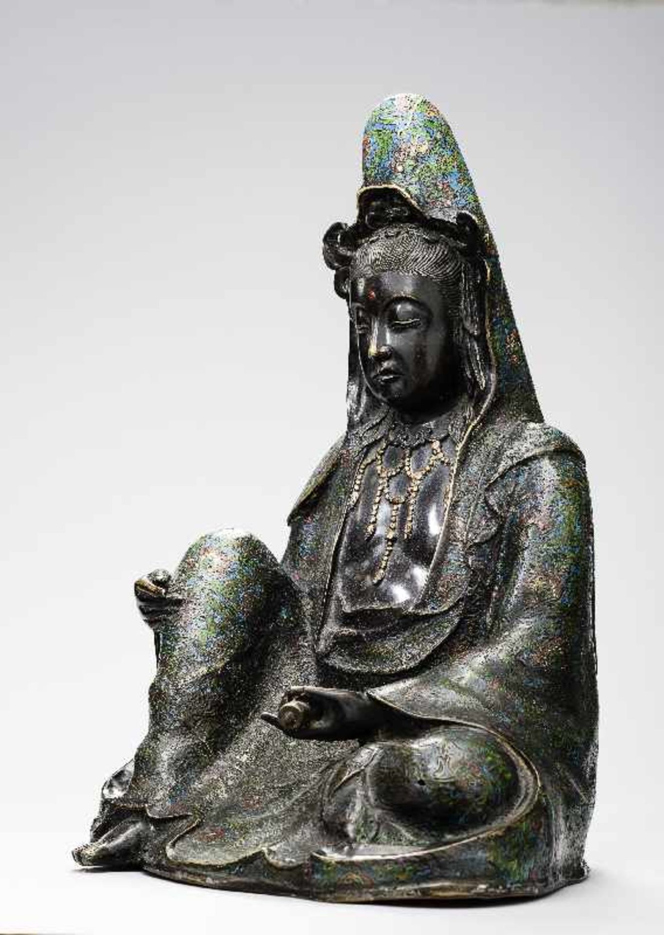 Sitzende Göttin GuanyinBronze. , 17. Jh Seltene große Darstellung des populären Bodhisattva - Bild 2 aus 5