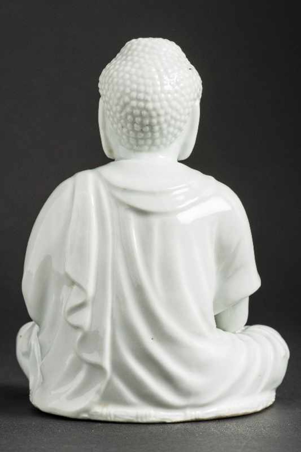 BUDDHA AMITABHABlanc de Chine-Porzellan. China, späte Qing-Dynastie bis Republik Elegante Blanc-de- - Image 6 of 8