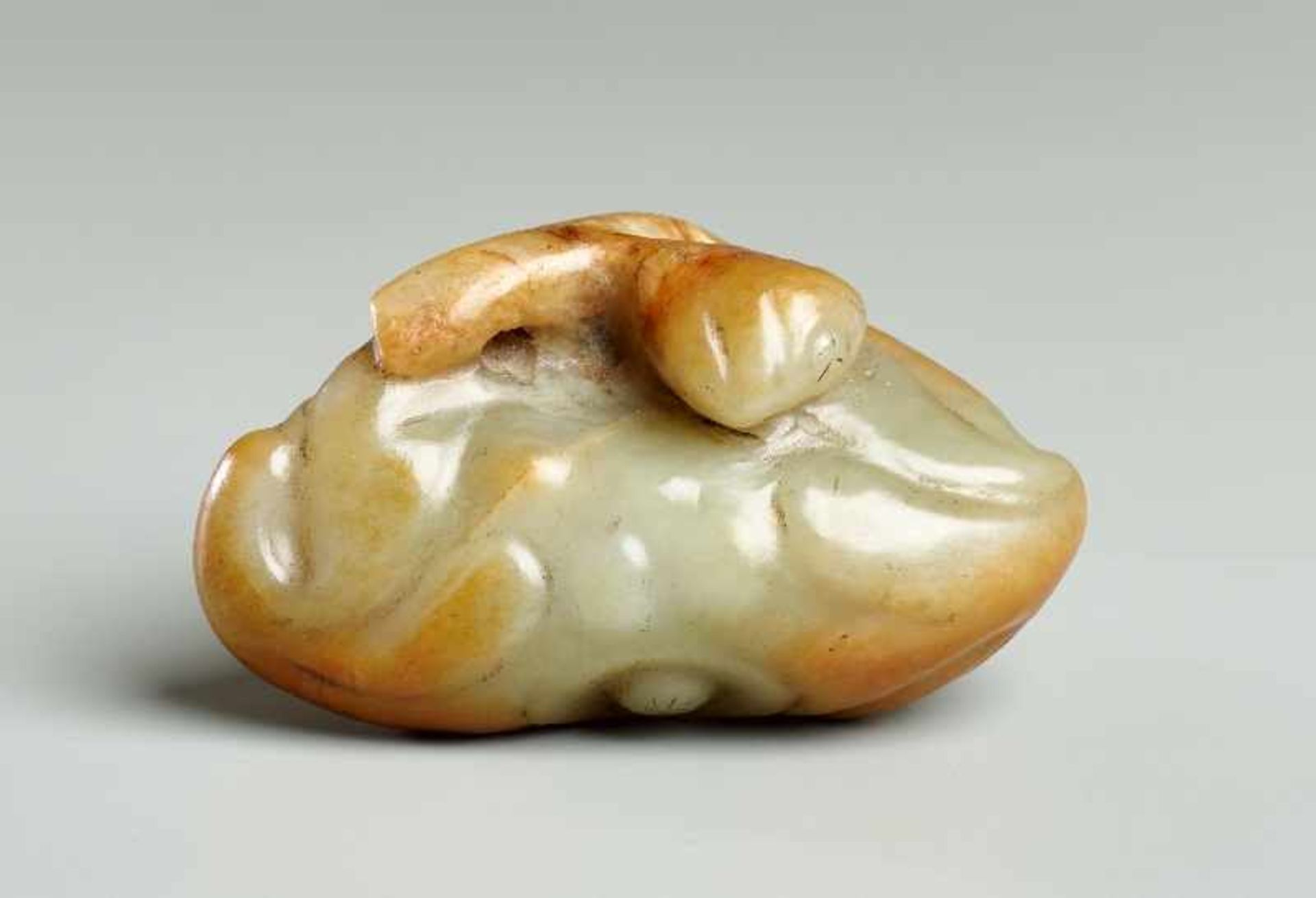 BUDDHAHANDFRUCHT Jade. China, möglw. Ming-Dynastie Die graugrüne Jade mit rotgelben Feldern mit - Image 2 of 6