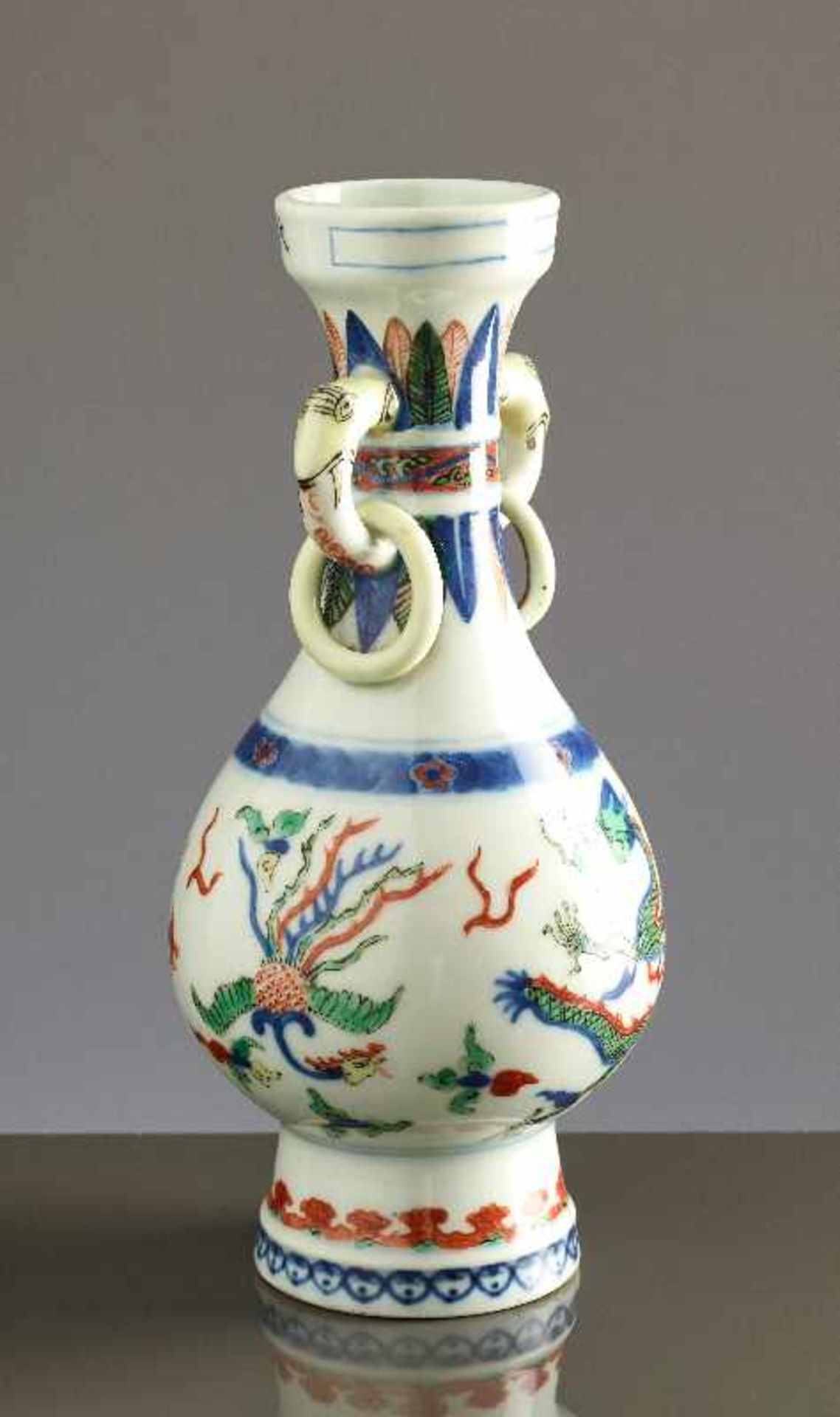 KLEINE VASE MIT DRACHEN UND PHÖNIX Wucai-Porzellan. China, Qing-Dynastie 19. Jh. bis Republik - Bild 3 aus 6