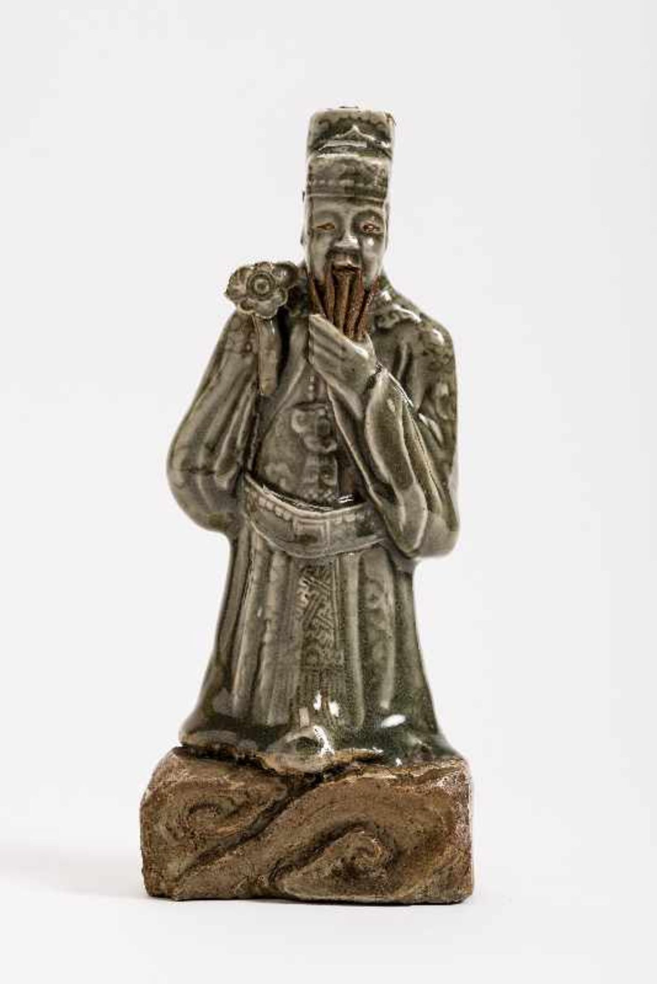STEHENDER GUANDI MIT ZEPTER Glasiertes Steinzeug. China, Qing-Dynastie (1644 - 1911) Der chinesische - Image 2 of 7