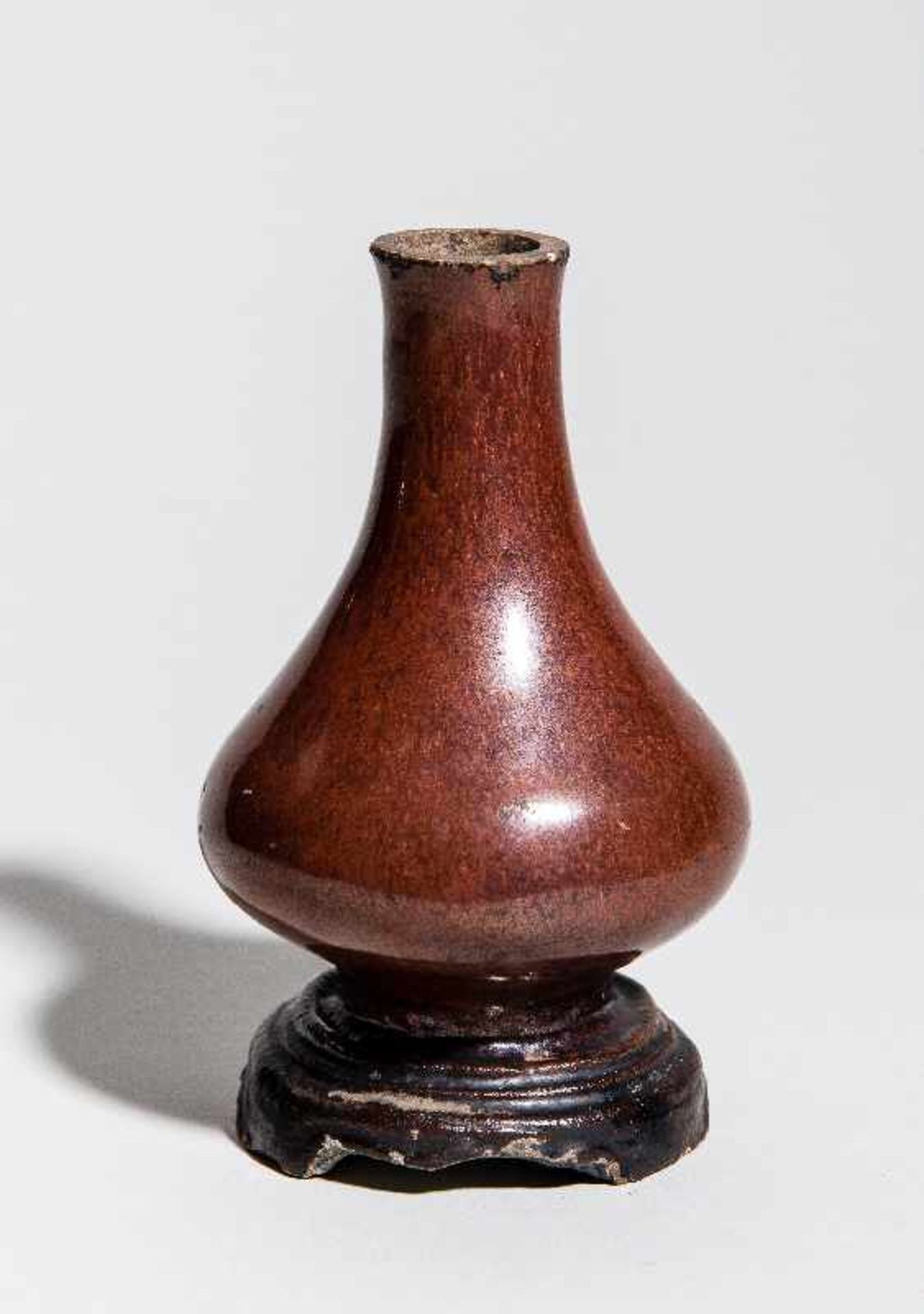 KLEINE VASE MIT SOCKELSteingut. China, Qing-Dynastie (1644-1911) Ein interessant seltenes und - Bild 4 aus 4