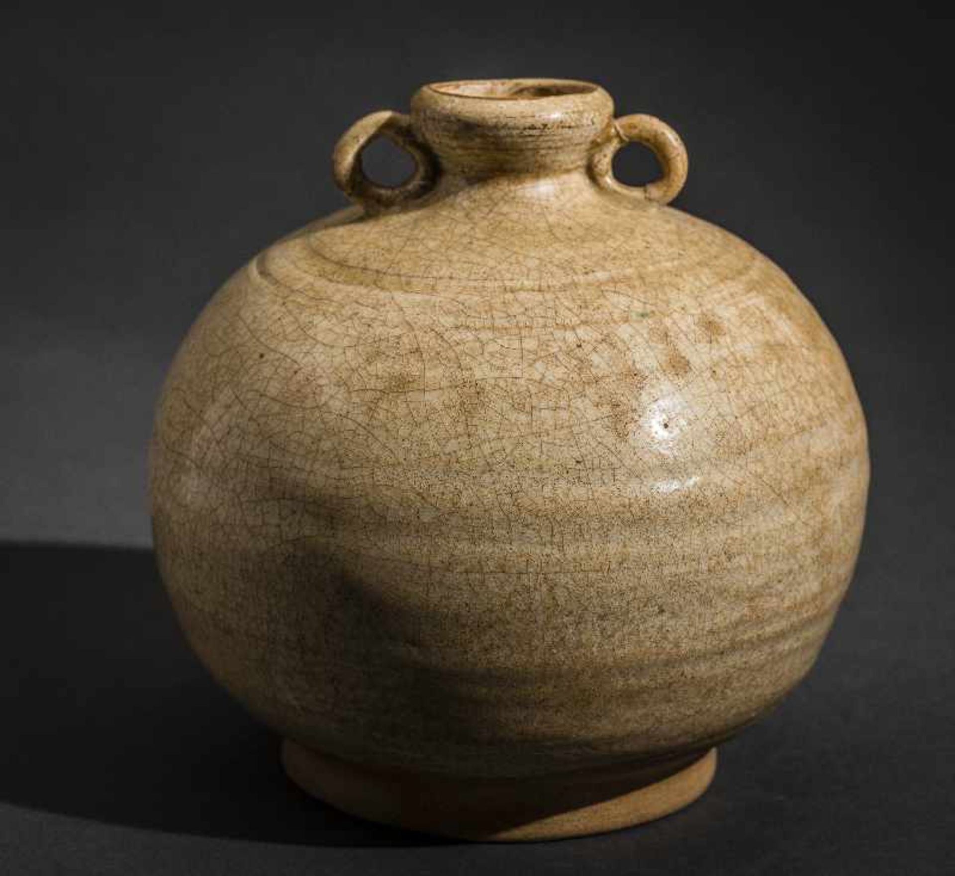 KUGELIGES GEFÄSS MIT ÖSENHENKEL Glasierte Keramik. China, Qing (1644-1911) Lichte Glasur mit