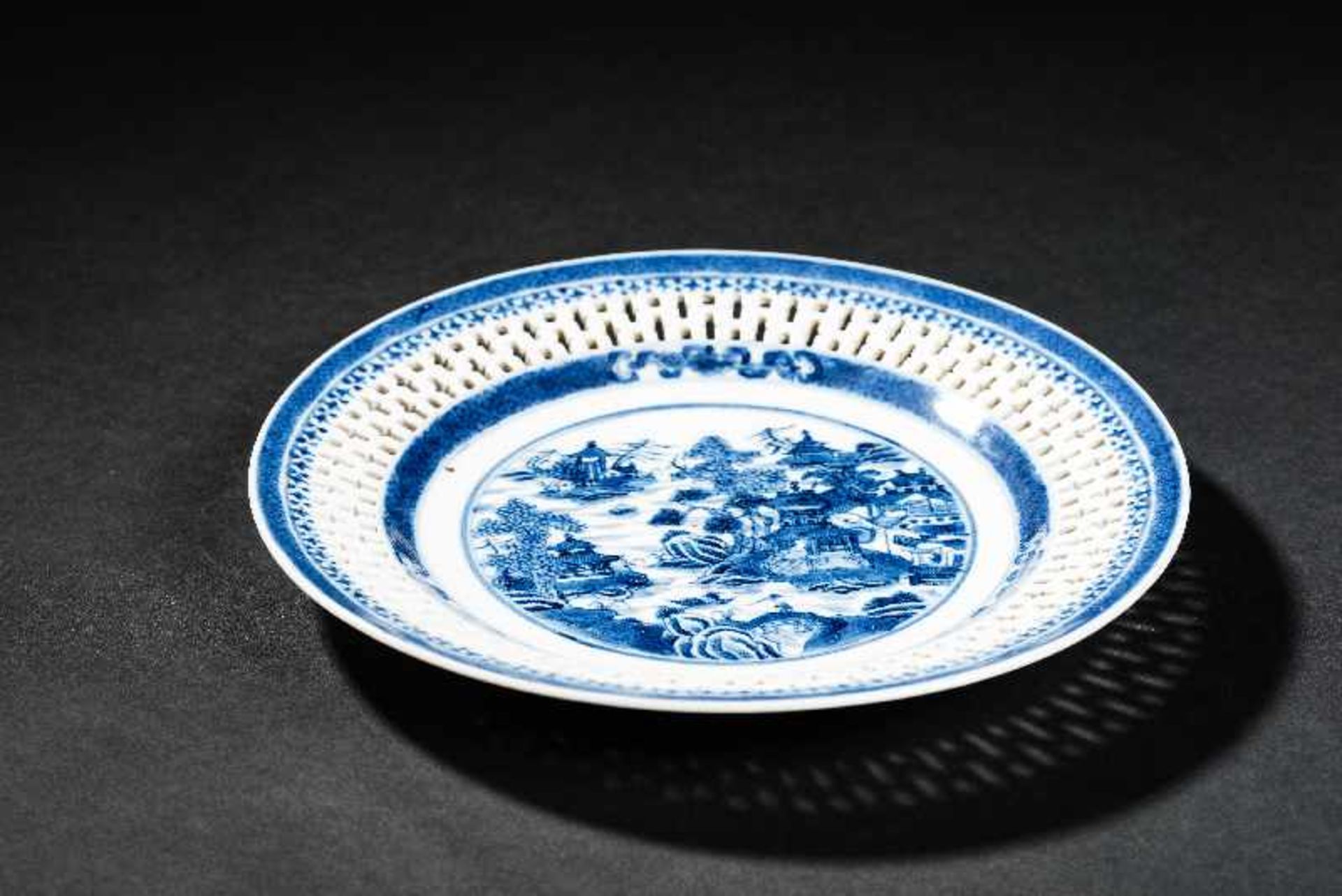 DEKORATIVER TELLER MIT TEMPELLANDSCHAFT Blauweiß-Porzellan. China, Jiaqing-Periode der Qing- - Bild 3 aus 4