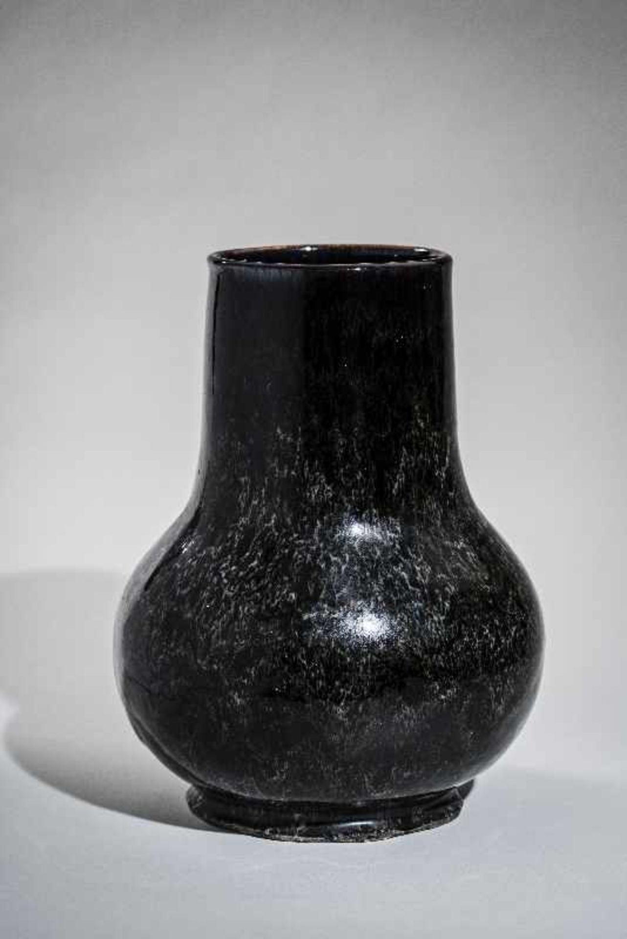 VASE Glasierte Keramik. China, späte Qing bis Republik, 19. bis 1. Hälfte 20. Jh. Eine elegant