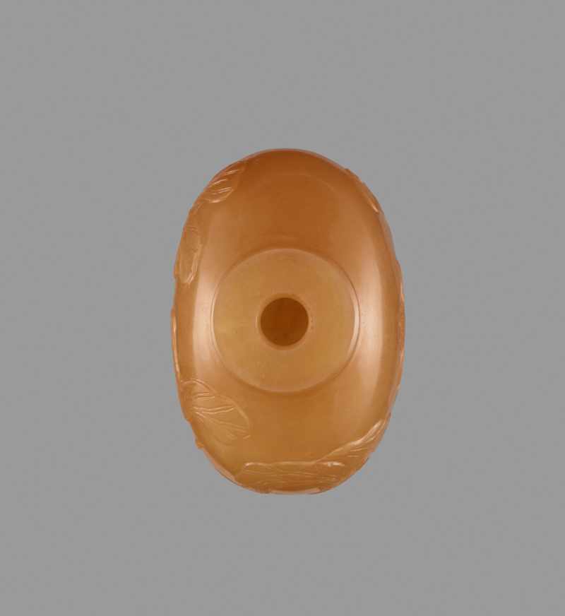 A BUTTERSCOTCH AGATE ‘LOTUS’ SNUFF BOTTLE, QING DYNASTY Semi-translucent agate of natural even - Image 5 of 6