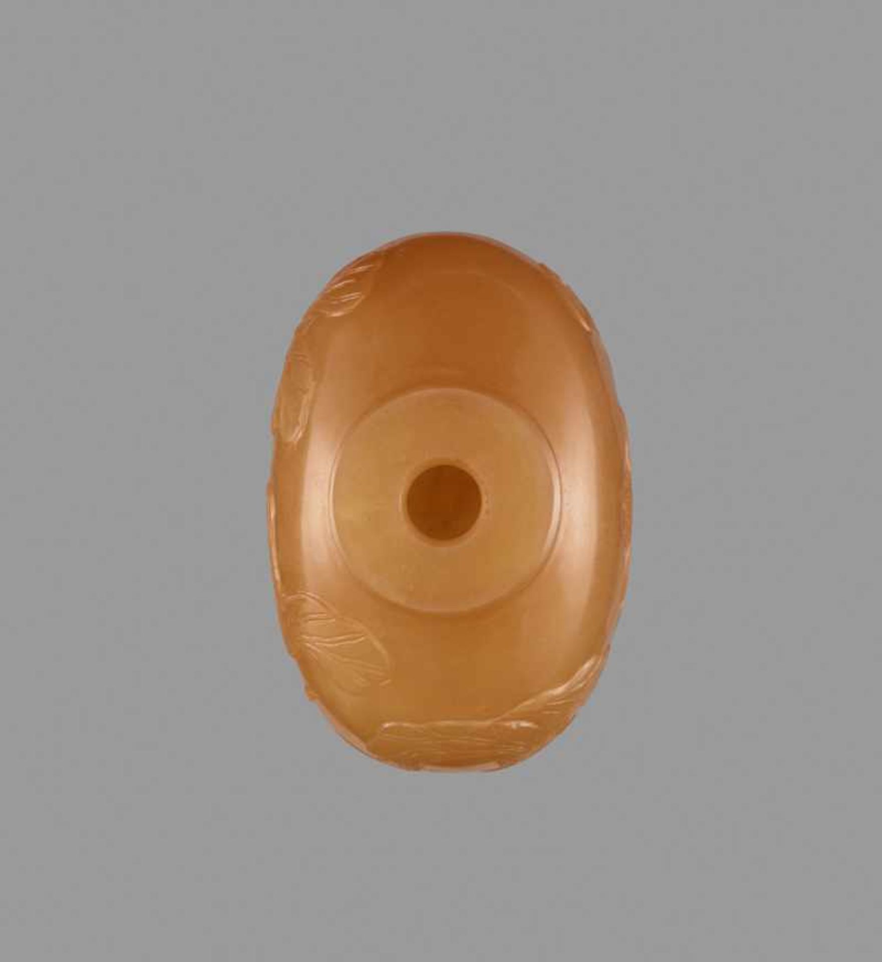 A BUTTERSCOTCH AGATE ‘LOTUS’ SNUFF BOTTLE, QING DYNASTY Semi-translucent agate of natural even - Bild 5 aus 6