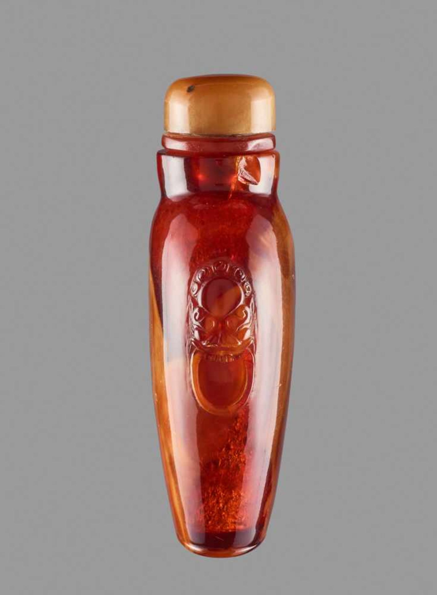 A ROOT AMBER SNUFF BOTTLE, QING DYNASTY Root amber of deep and characteristic brown tone with - Bild 4 aus 6