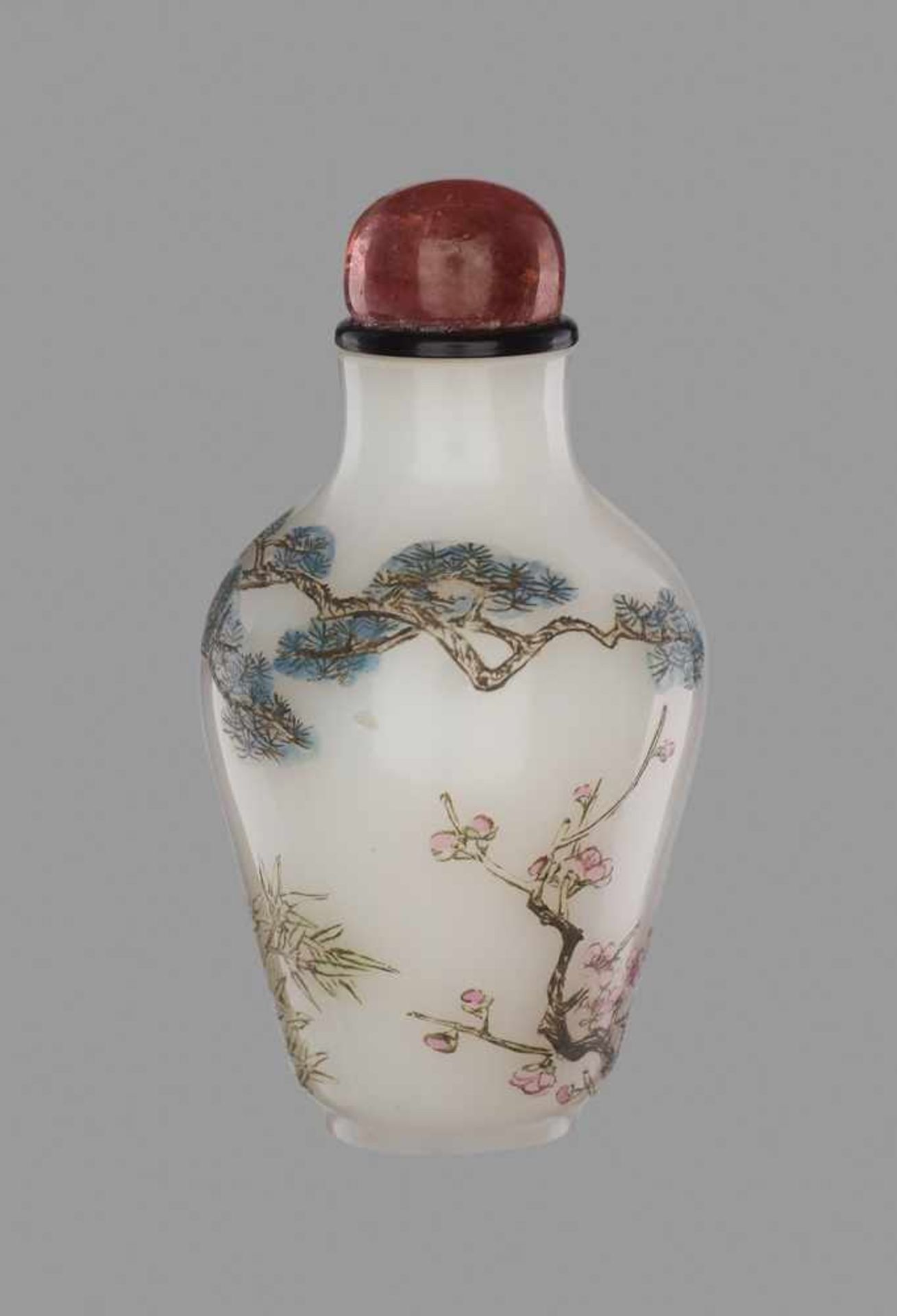 A GUYUE XUAN ‘PEACOCK’ ENAMELED GLASS SNUFF BOTTLE WITH A ‘PEACH’ MARK White opaque glass with - Image 5 of 8