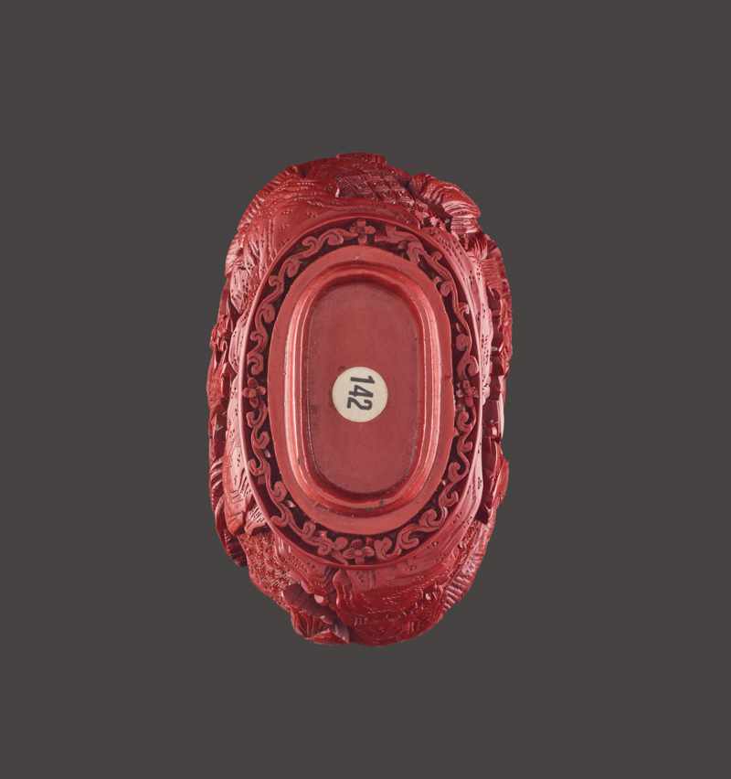 A LARGE SCENIC CARVED CINNABAR LACQUER SNUFF BOTTLE, LATE QING DYNASTY Cinnabar lacquer on metal - Image 6 of 6