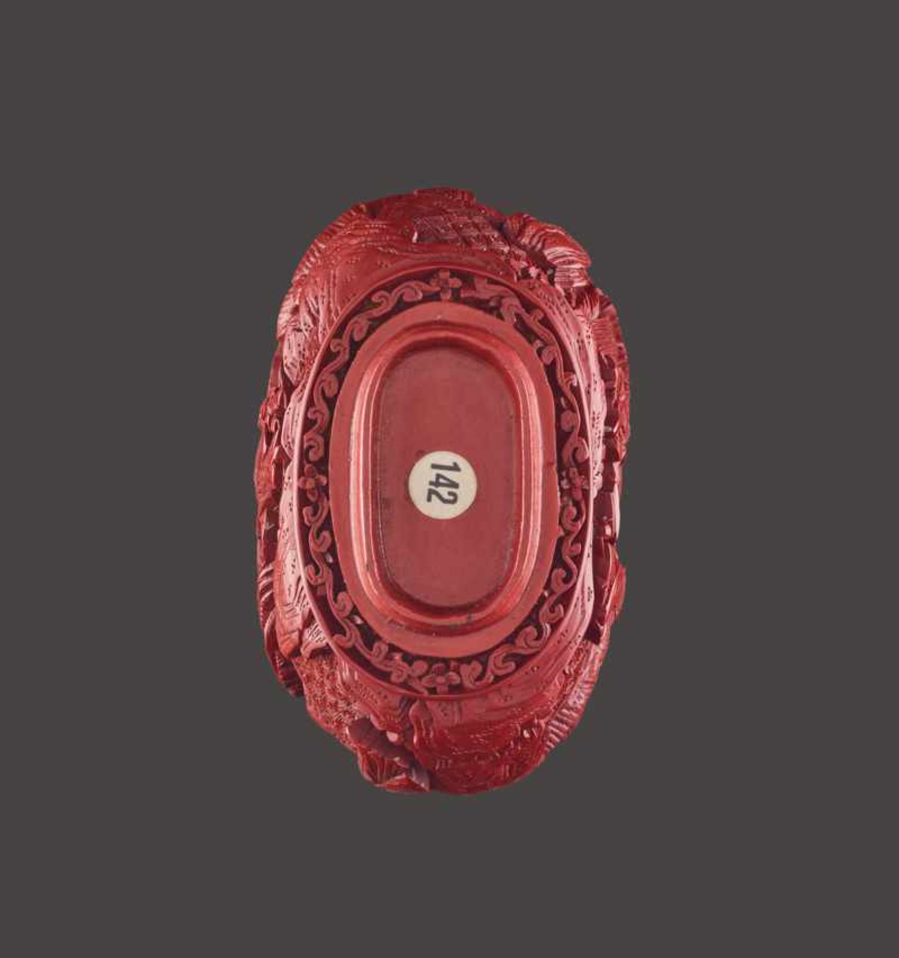 A LARGE SCENIC CARVED CINNABAR LACQUER SNUFF BOTTLE, LATE QING DYNASTY Cinnabar lacquer on metal - Bild 6 aus 6
