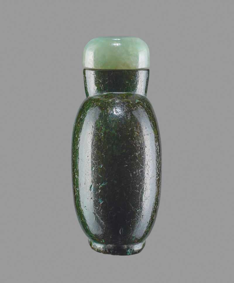 EMERALD GREEN STAINED WALRUS IVORY SNUFF BOTTLE, 19TH CENTURY Walrus ivory, stained in emerald - Image 4 of 6