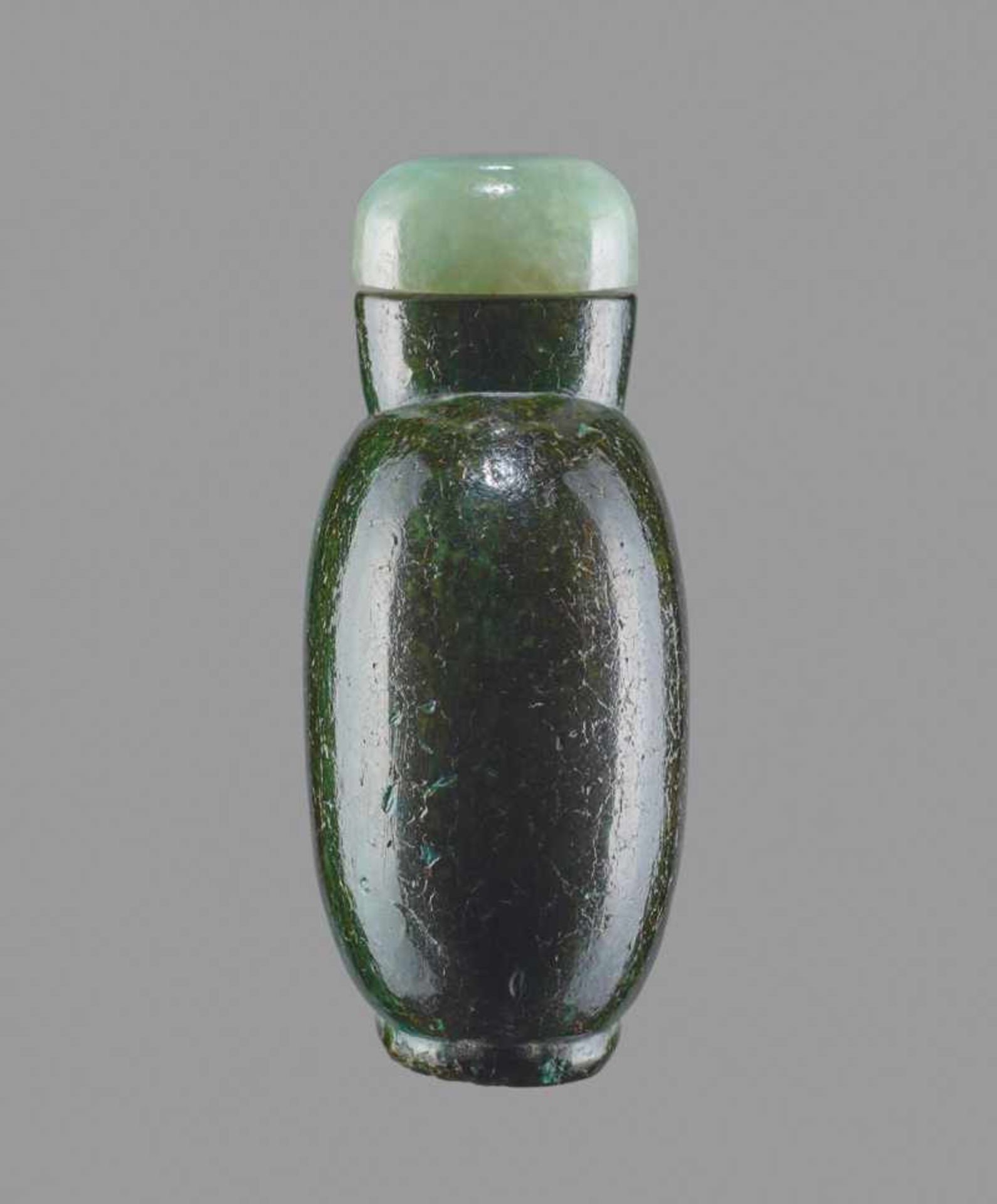 EMERALD GREEN STAINED WALRUS IVORY SNUFF BOTTLE, 19TH CENTURY Walrus ivory, stained in emerald - Image 4 of 6