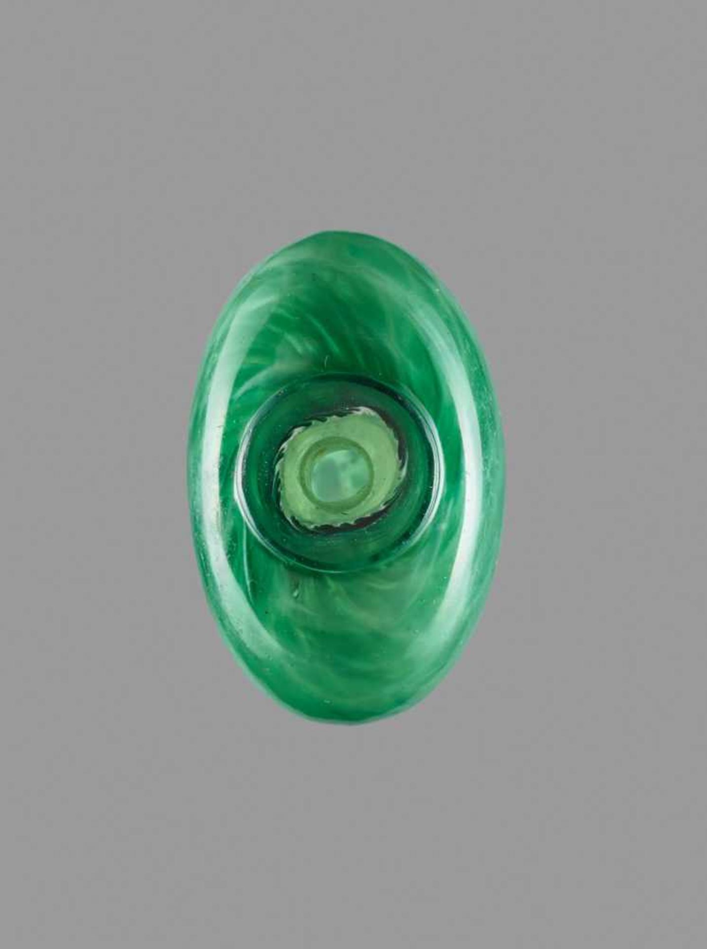 AN EMERALD-GREEN AND WHITE 'SANDWICH' GLASS SNUFF BOTTLE, 1720-1840 An inner layer of translucent - Image 5 of 6