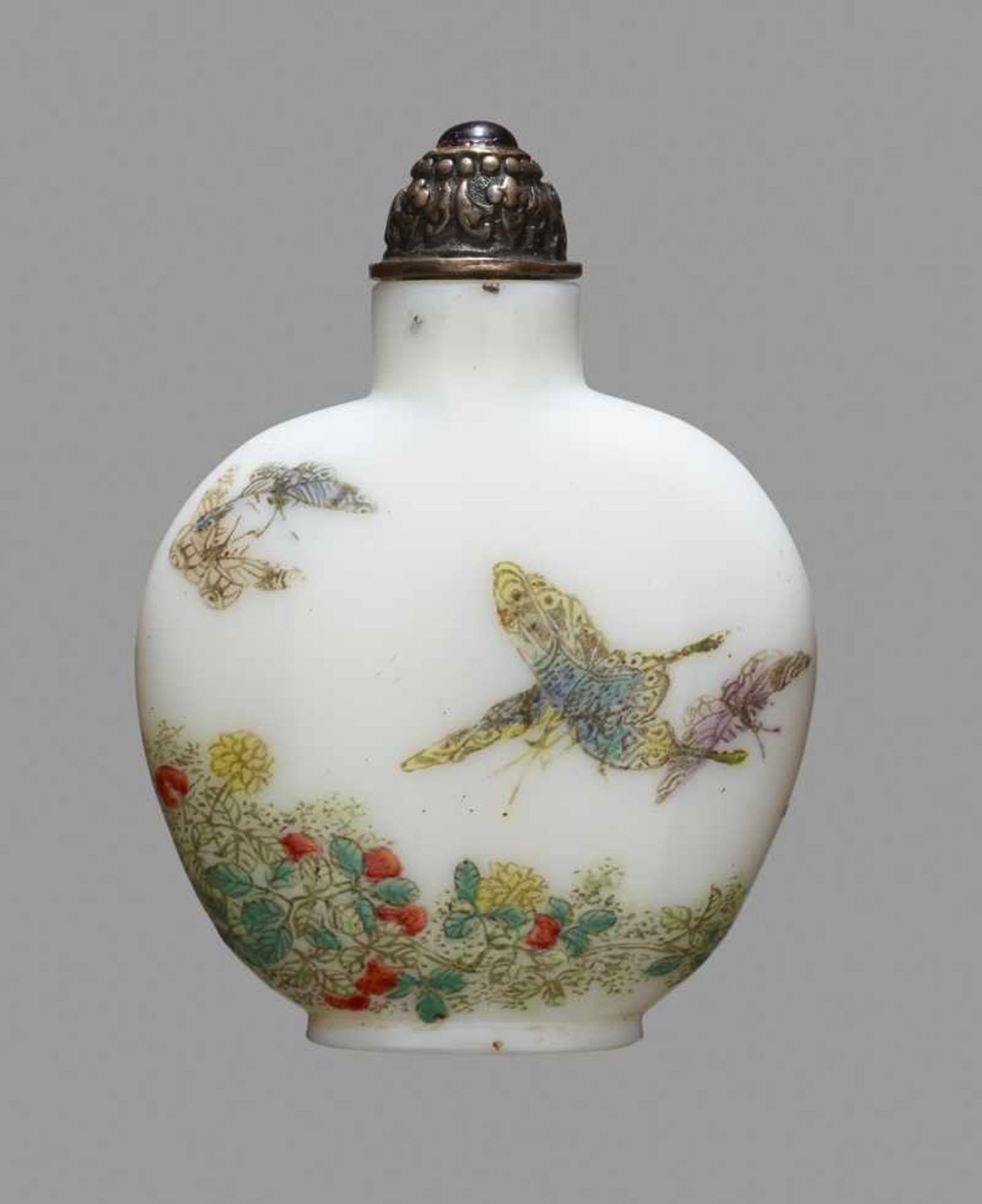 A RARE GUYUE XUAN 'GRASSHOPPER' ENAMELED WHITE GLASS SNUFF BOTTLE Opaque white glass, with design in - Image 2 of 6