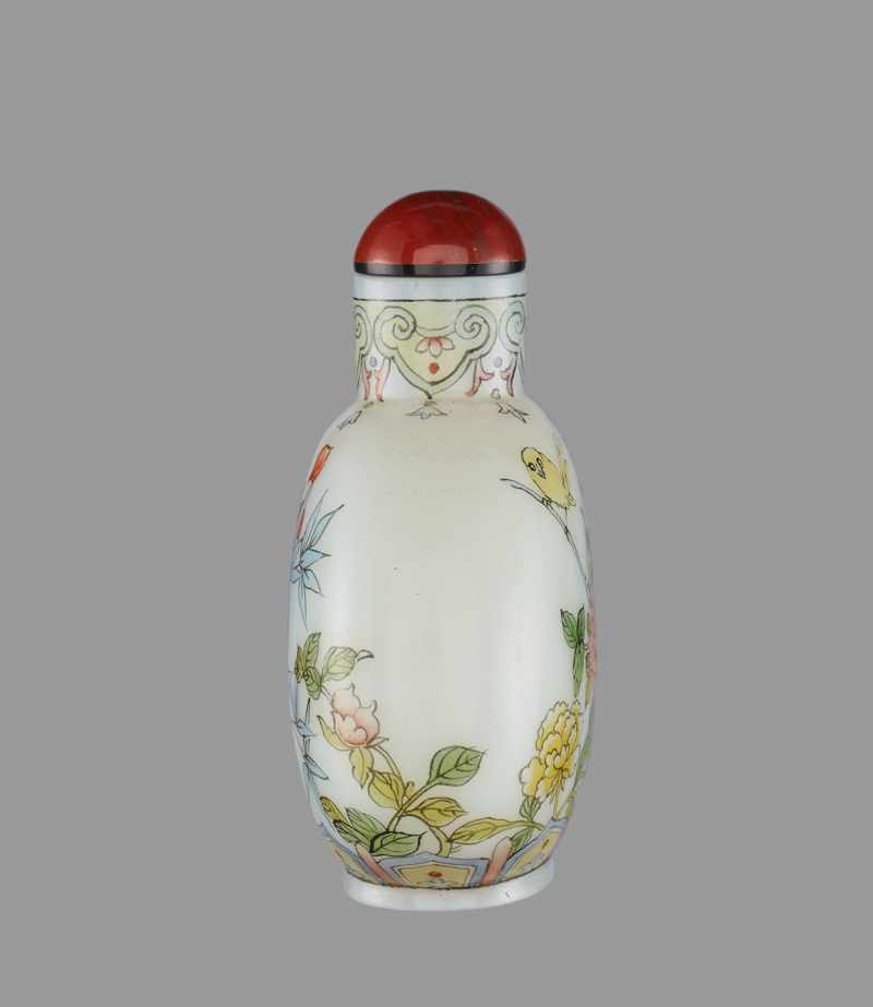 AN ENAMELED GLASS SNUFF BOTTLE, SCHOOL OF YE BENGQI Opaque white glass body with painted - Image 4 of 6
