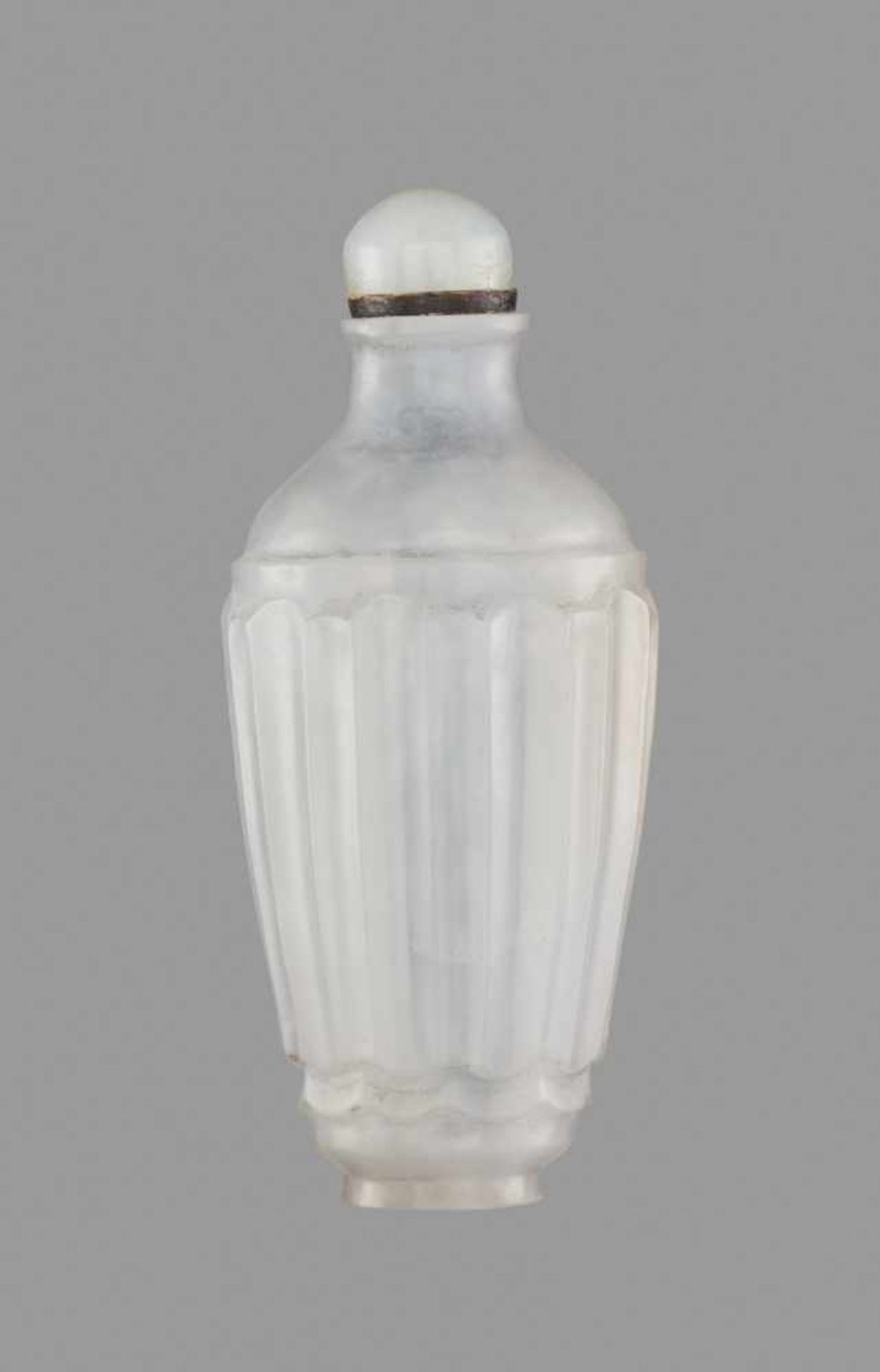 AN INSCRIBED WHITE JADE MUGHAL STYLE SNUFF BOTTLE White nephrite with greyish streaks, good even - Image 4 of 6