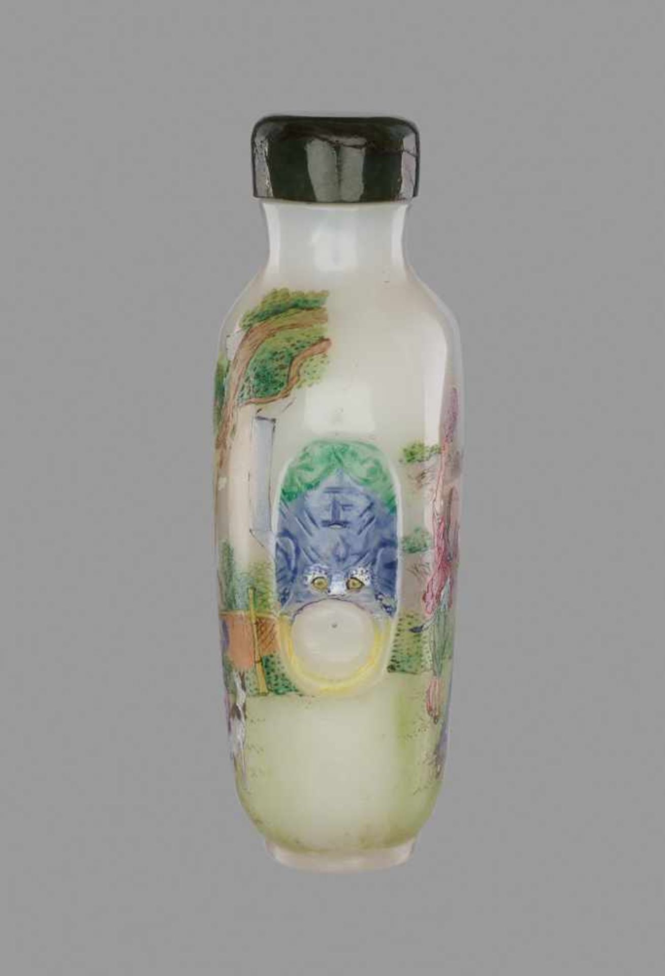 A ‘FAMILLE ROSE’ ENAMELLED AND CARVED WHITE GLASS GUYUE XUAN SNUFF BOTTLEMolded and carved opaque - Bild 4 aus 6