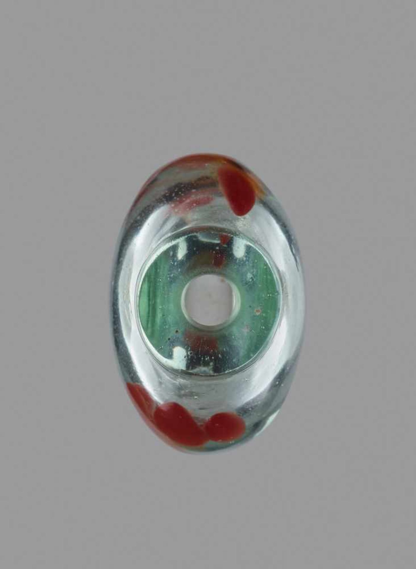 AN IRON-RED, YELLOW AND BROWN SANDWICHED AQUAMARINE GLASS SNUFF BOTTLE Bubble suffused glass body of - Image 5 of 6