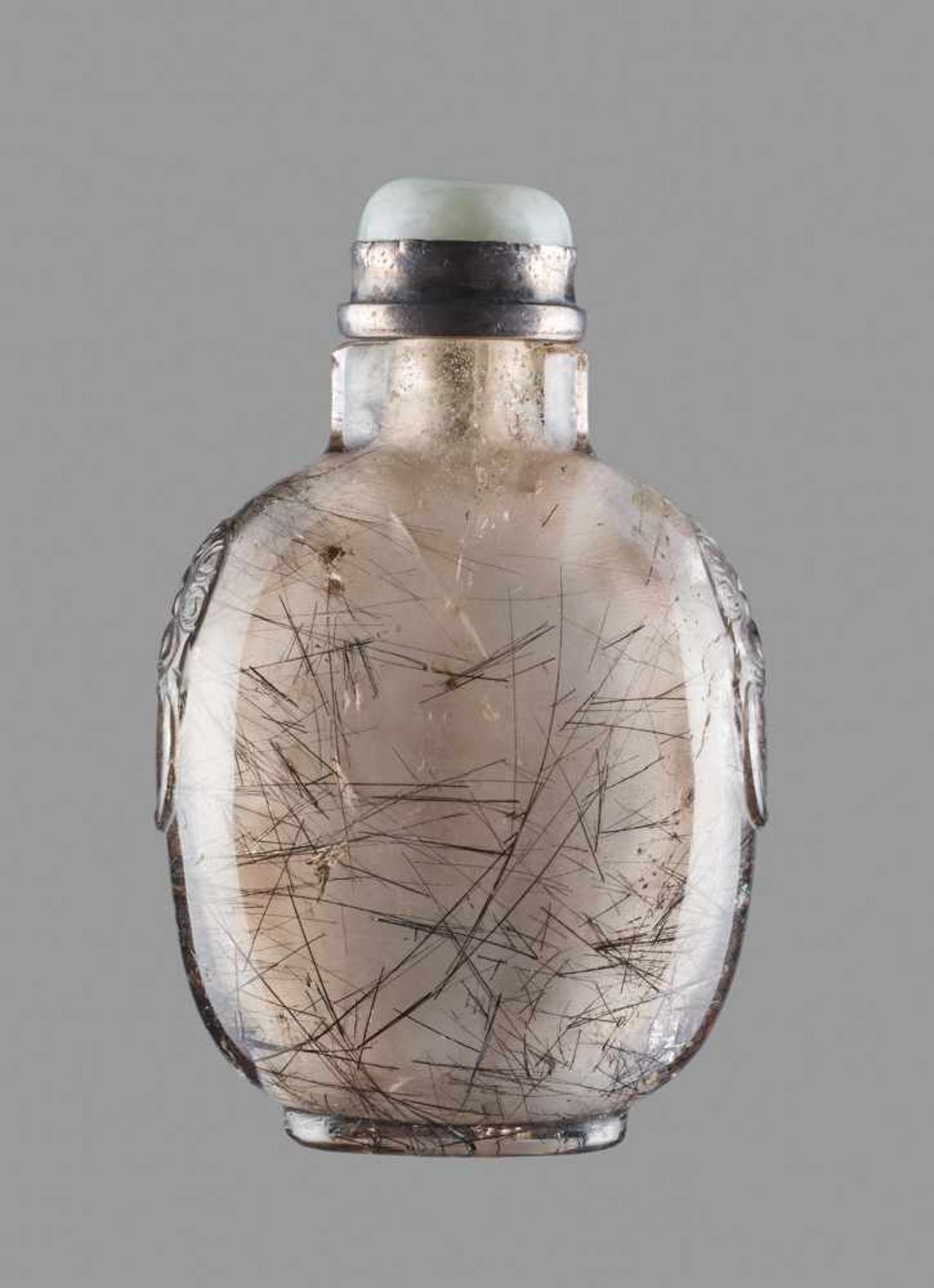A HAIR CRYSTAL SNUFF BOTTLE, QING DYNASTY Clear crystal with inclusions of black tourmaline needles. - Bild 2 aus 6