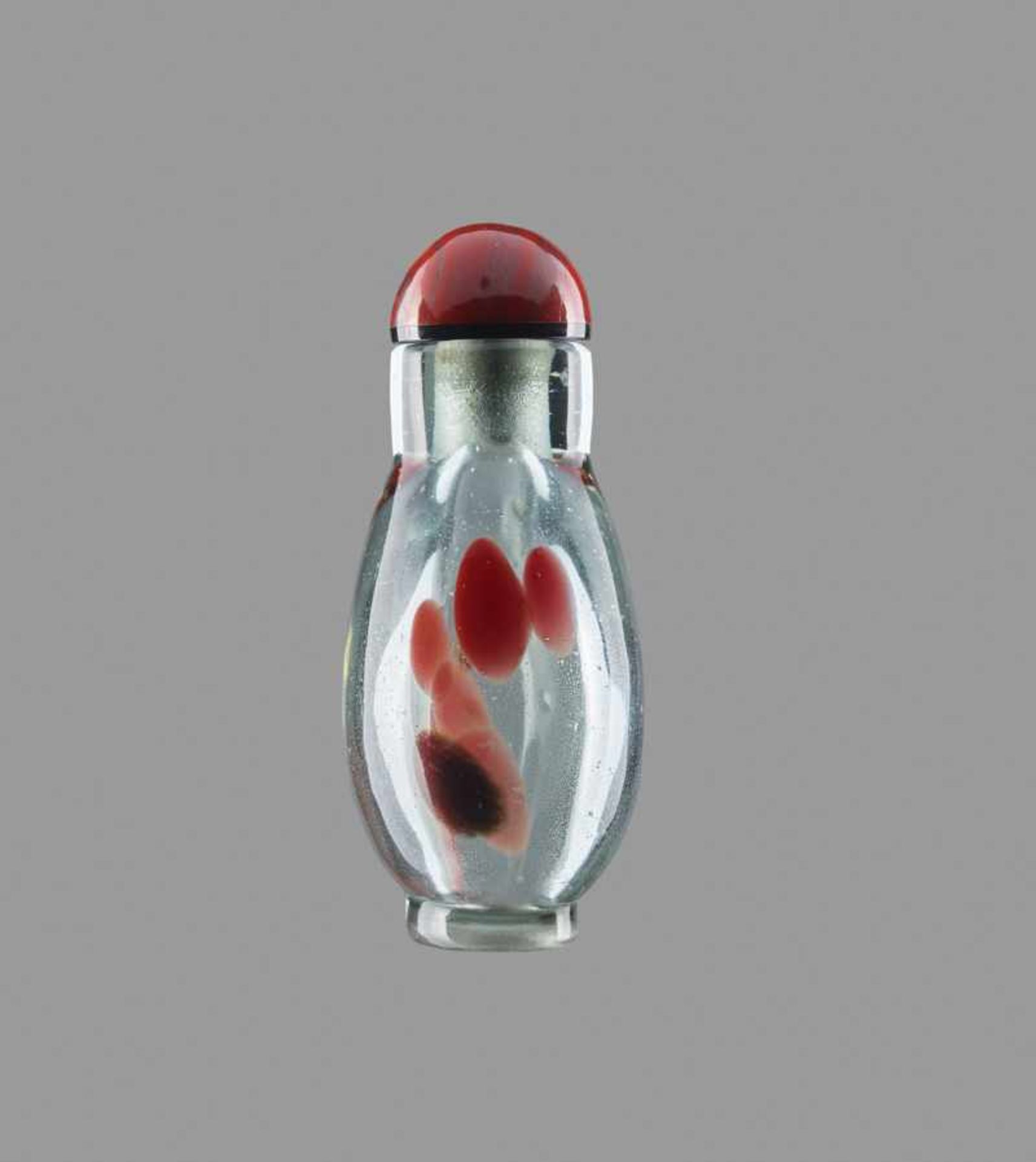 AN IRON-RED, YELLOW AND BROWN SANDWICHED AQUAMARINE GLASS SNUFF BOTTLE Bubble suffused glass body of - Image 4 of 6