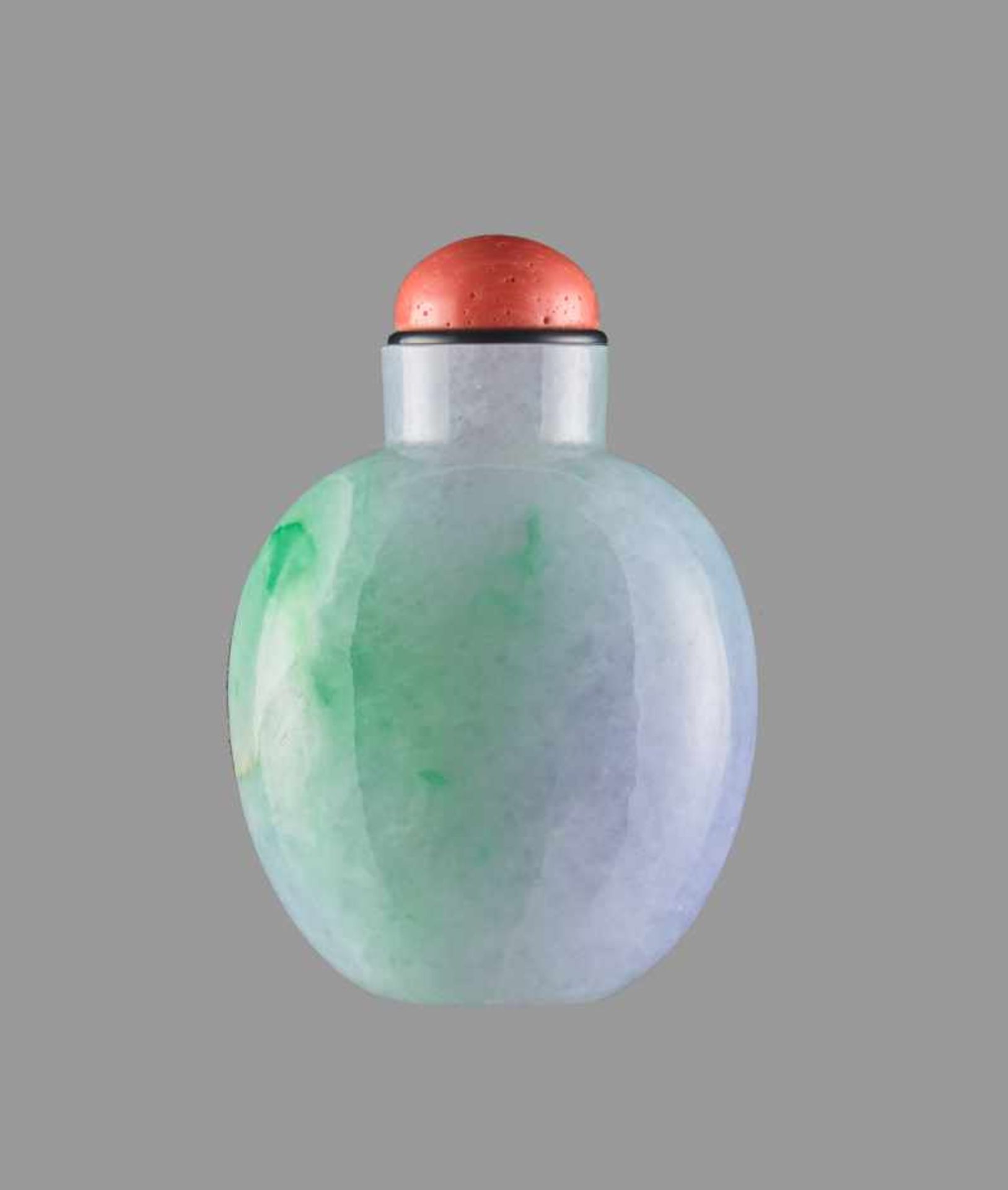 A LAVENDER JADEITE SNUFF BOTTLE WITH STREAKS OF DEEP EMERALD GREEN, QING DYNASTY Jadeite, semi- - Image 3 of 9