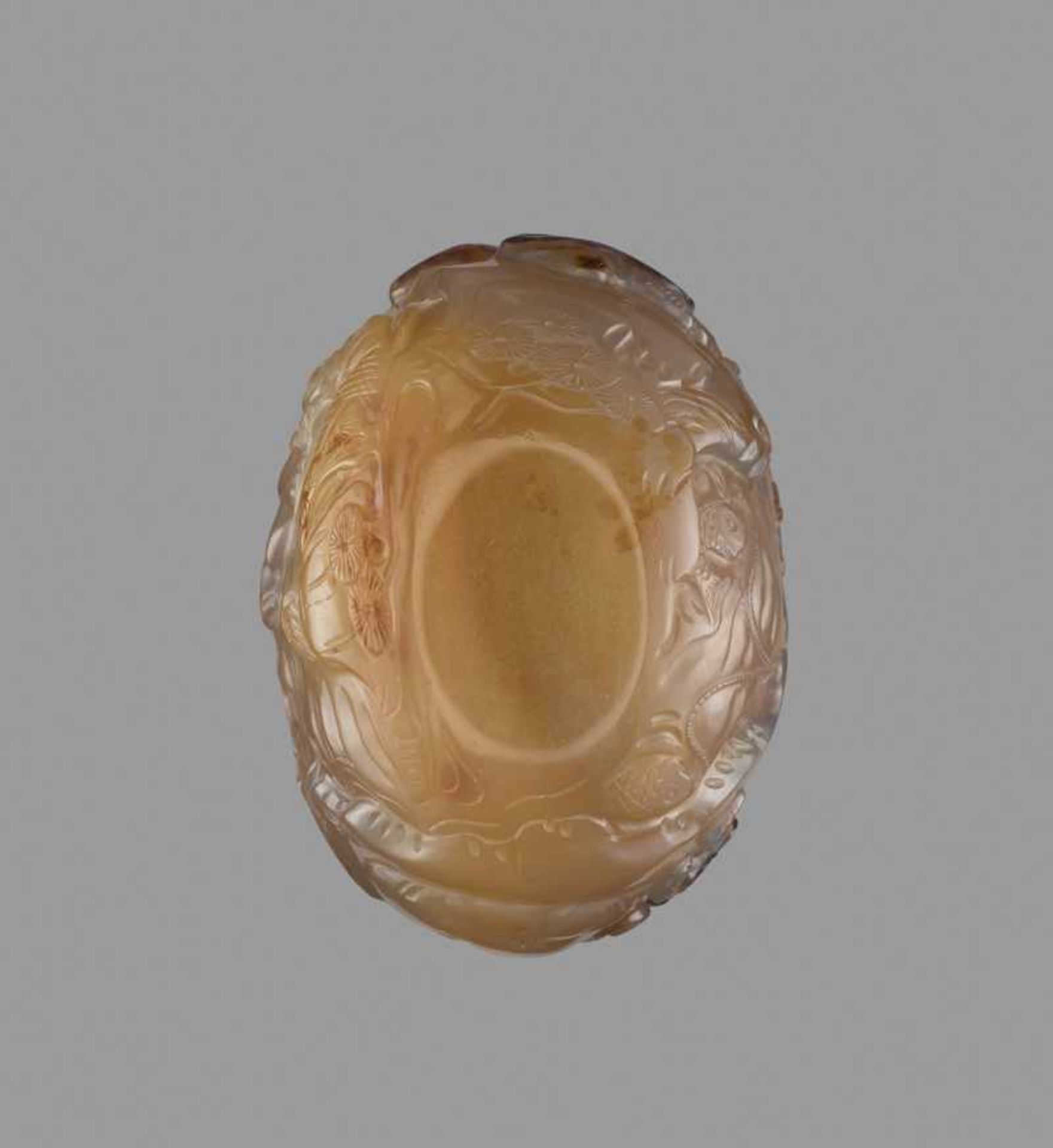 AN INSCRIBED CHALCEDONY 'FISHERMEN' SNUFF BOTTLE, SUZHOU, SCHOOL OF ZHITING, QING DYNASTY - Image 6 of 6