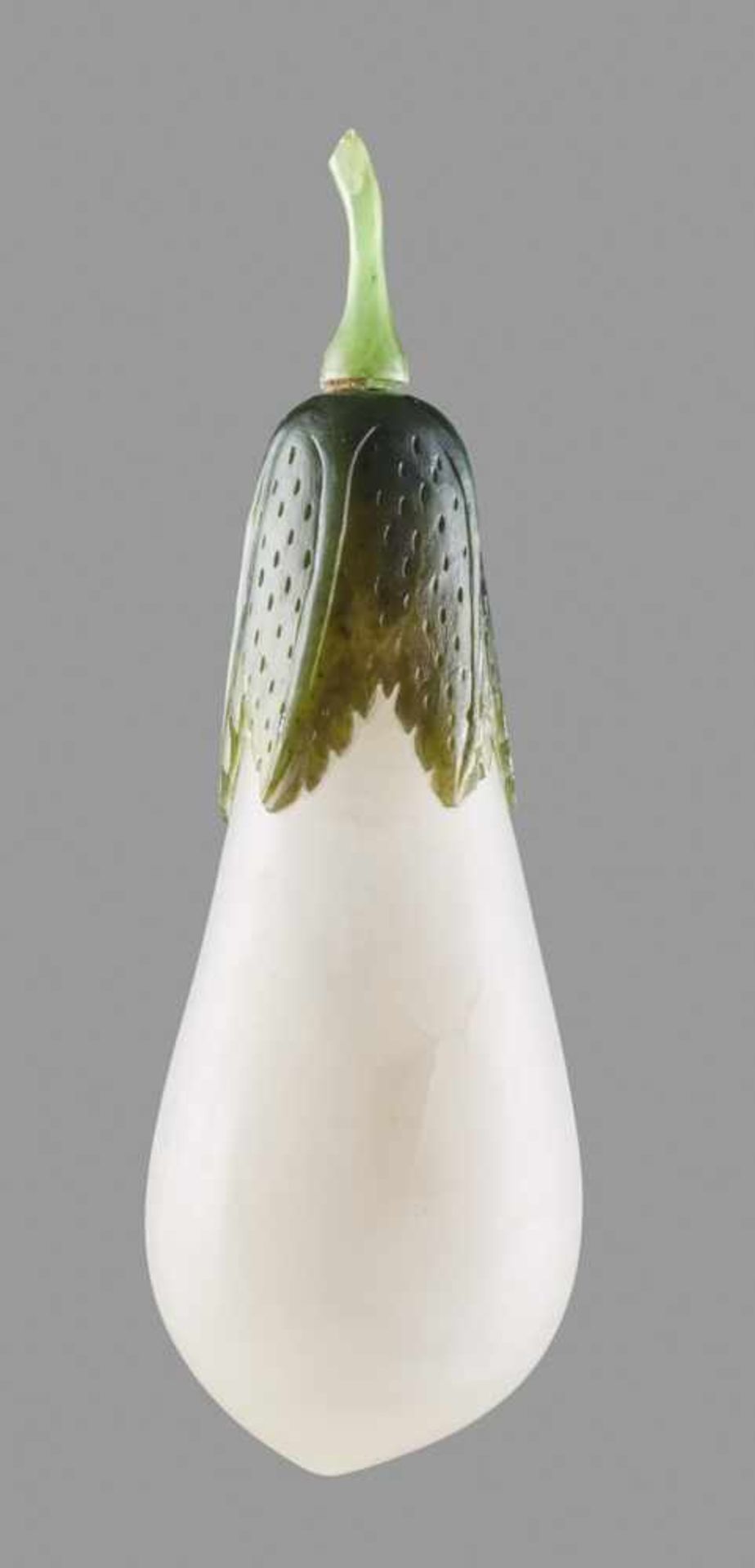 A WHITE AND SPINACH-GREEN JADE 'EGGPLANT' SNUFF BOTTLE, PROBABLY PALACE WORKSHOPS, QING DYNASTY, - Image 3 of 6