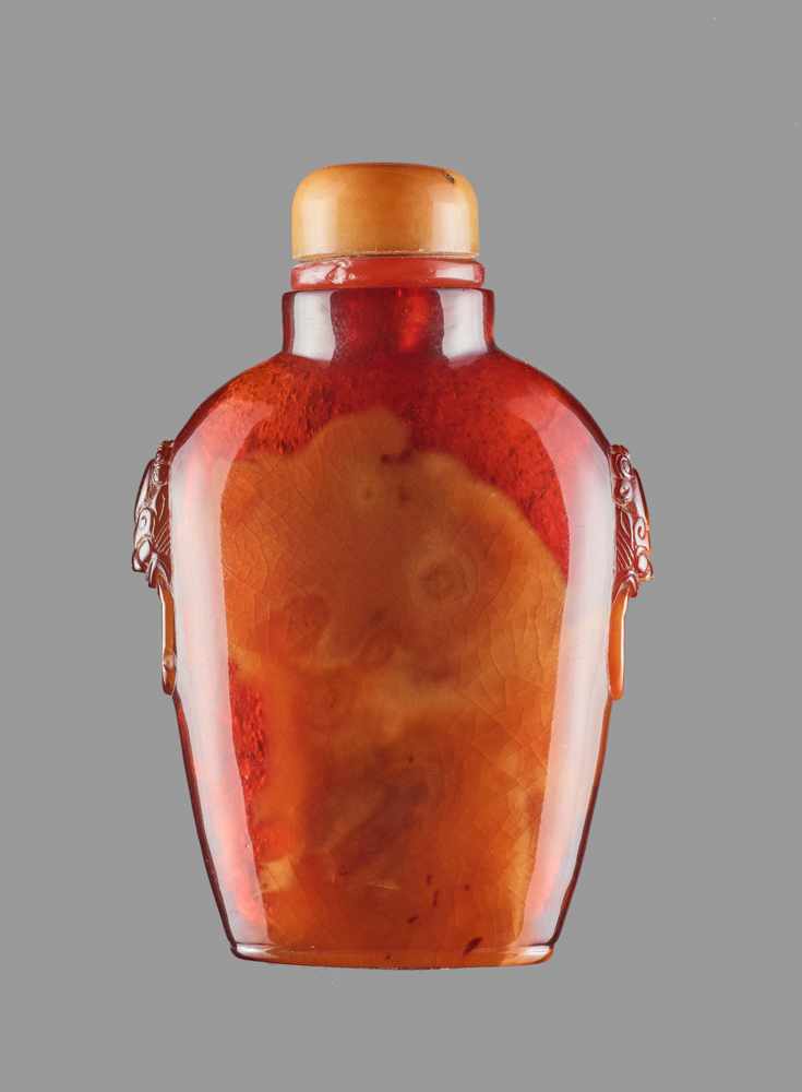 A ROOT AMBER SNUFF BOTTLE, QING DYNASTY Root amber of deep and characteristic brown tone with - Image 2 of 6