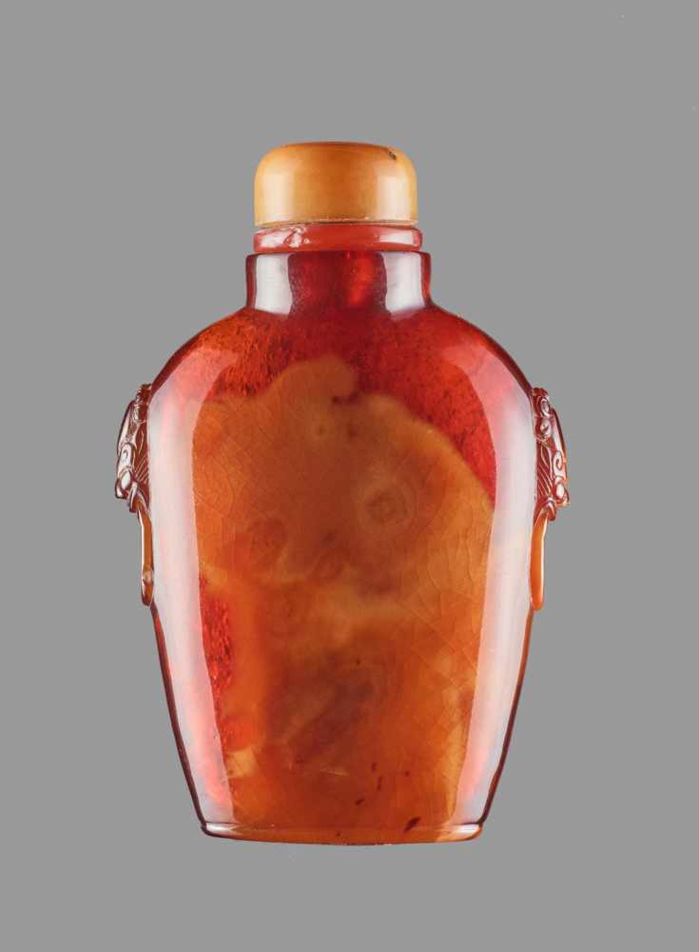 A ROOT AMBER SNUFF BOTTLE, QING DYNASTY Root amber of deep and characteristic brown tone with - Bild 2 aus 6