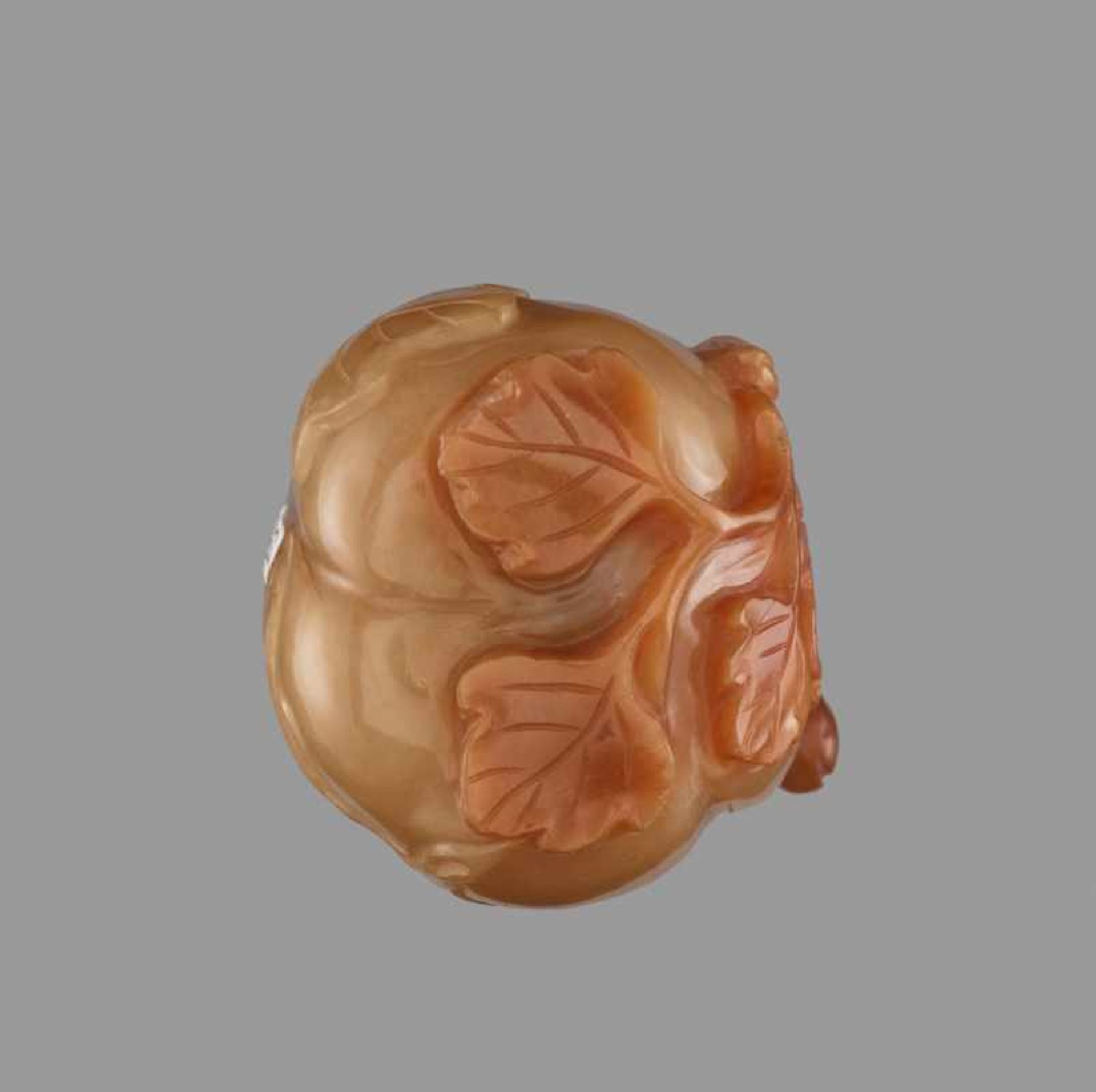 A CARVED AGATE ‘MELON AND LEAVES’ SNUFF BOTTLE, QING DYNASTY Agate of even caramel tone, with a - Bild 7 aus 7