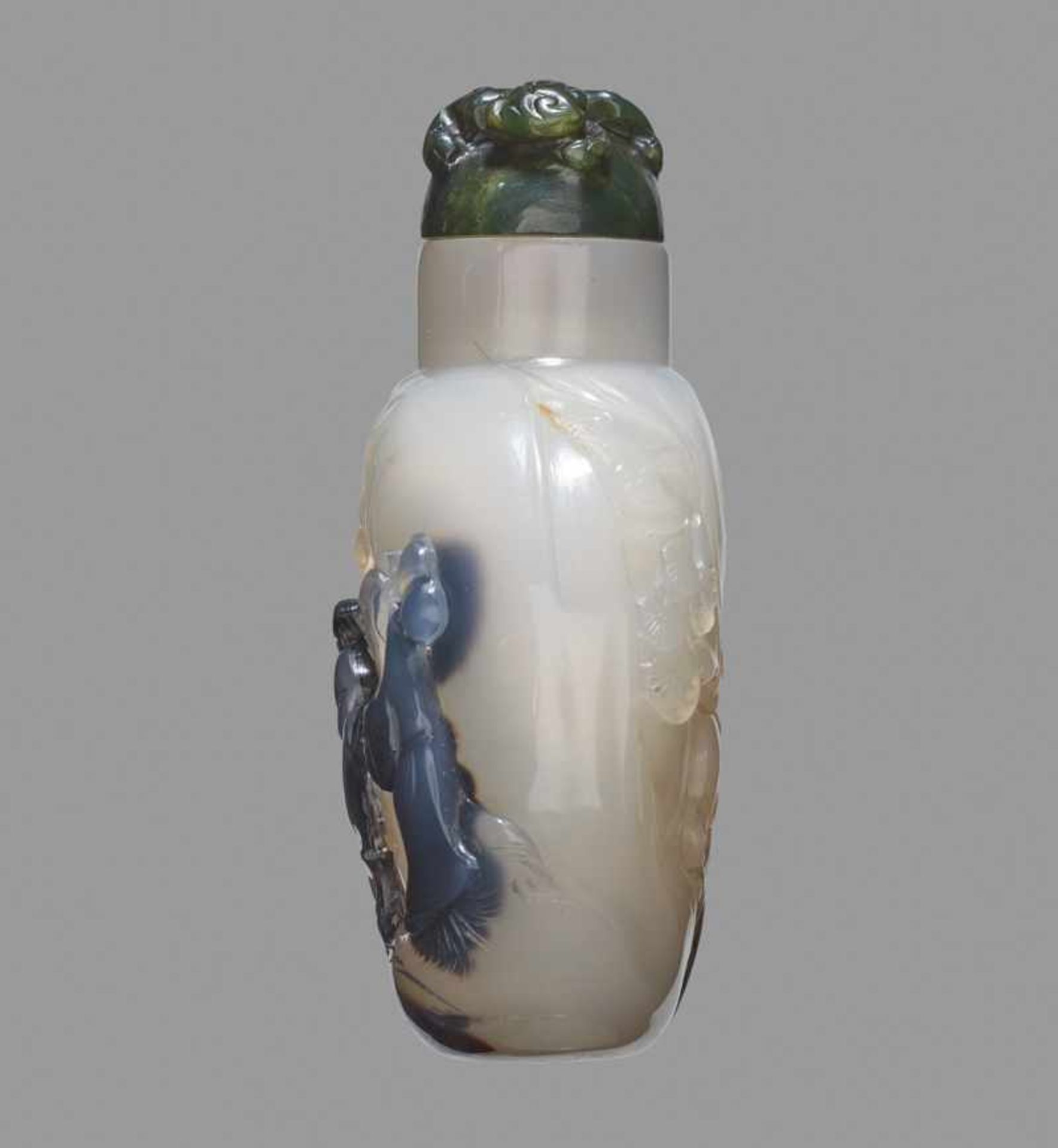 A 'SUZHOU' AGATE SNUFF BOTTLE Chalcedony, the stone of a pale translucent gray with dark brown - Image 3 of 6