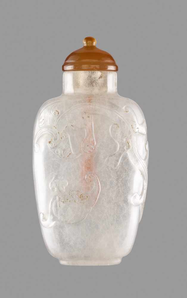 A ROCK CRYSTAL ‘BATS AND QILONG’ SNUFF BOTTLE, QING DYNASTY Clear rock crystal, with a cloudy ‘ice - Image 2 of 6