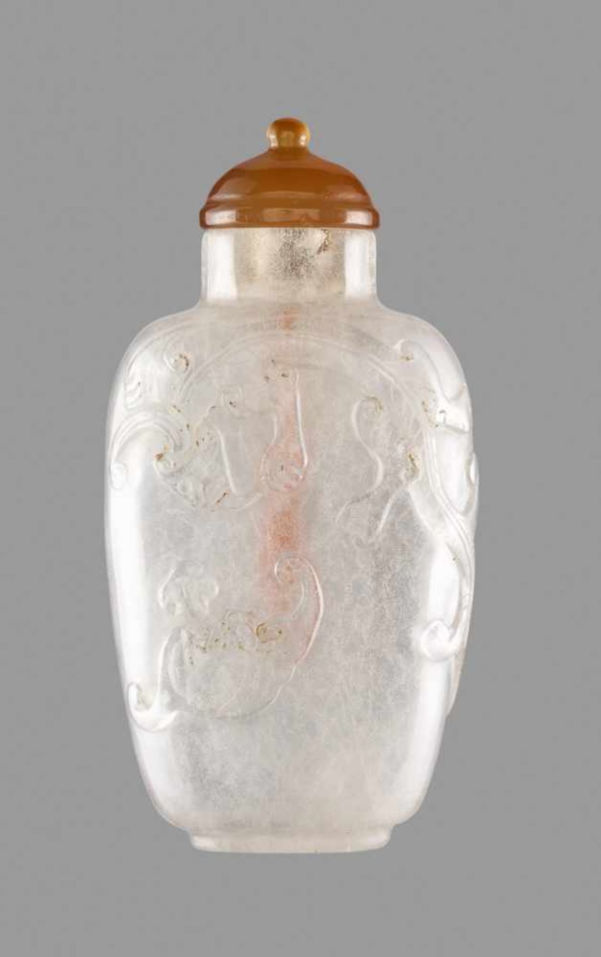 A ROCK CRYSTAL ‘BATS AND QILONG’ SNUFF BOTTLE, QING DYNASTY Clear rock crystal, with a cloudy ‘ice - Bild 2 aus 6