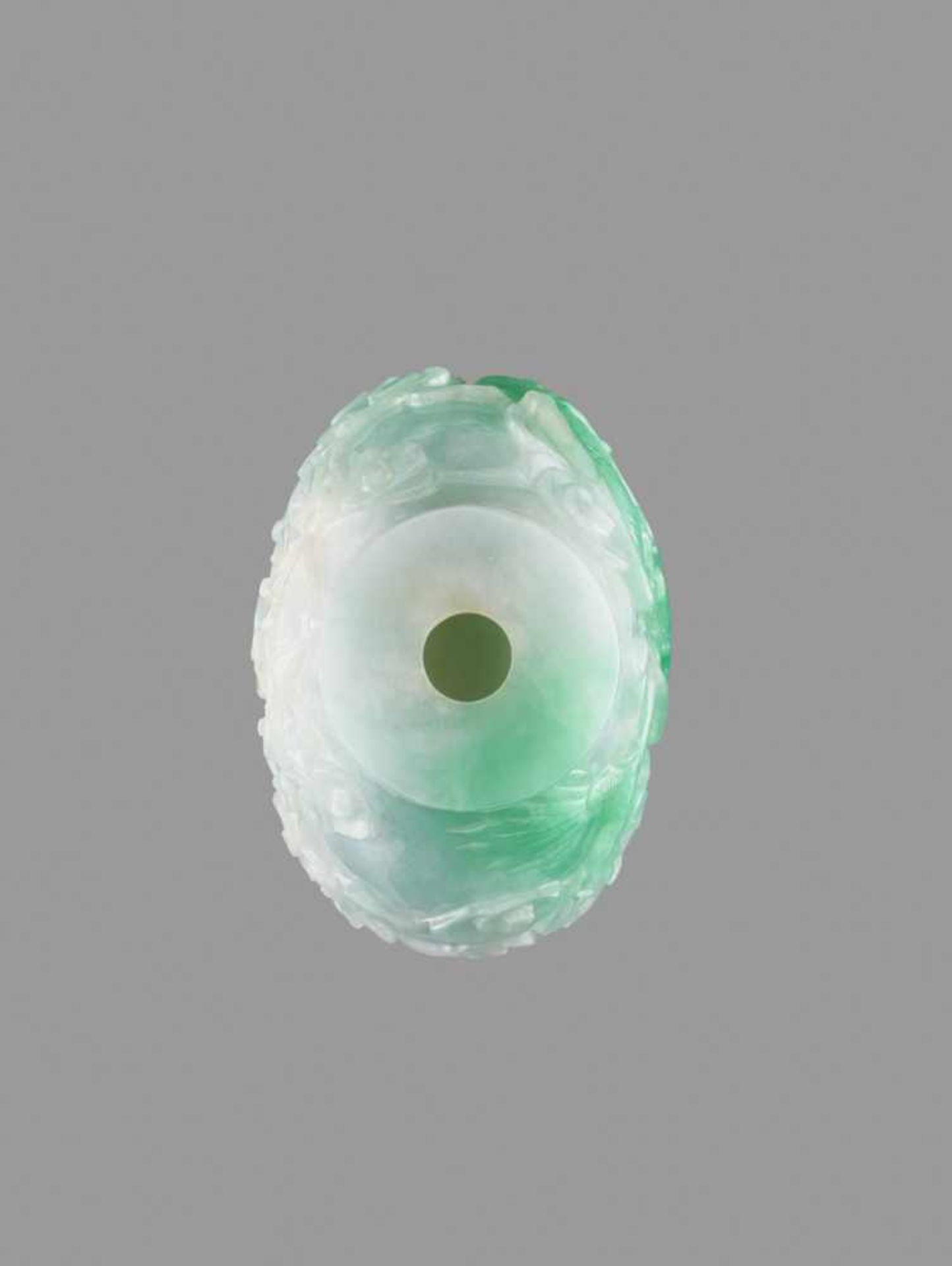 AN EMERALD GREEN JADEITE 'DRAGON' SNUFF BOTTLE, QING DYNASTY Lustrous semi-translucent jadeite of - Image 5 of 6