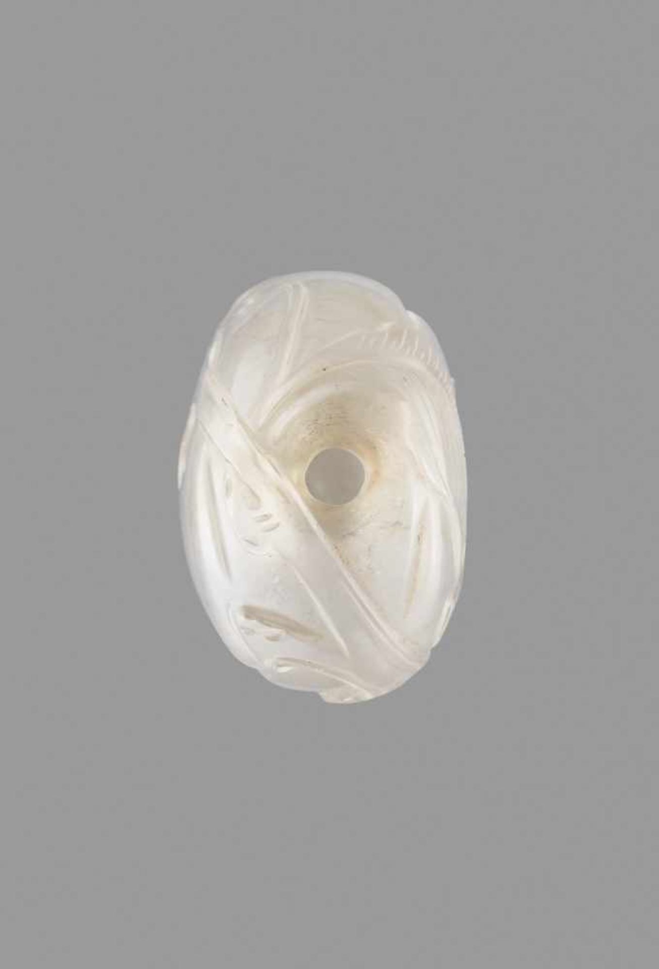 A CRYSTAL 'GOURD AND VINE' SNUFF BOTTLE, EARLY 19TH CENTURY Rock crystal of pure translucent - Image 5 of 6